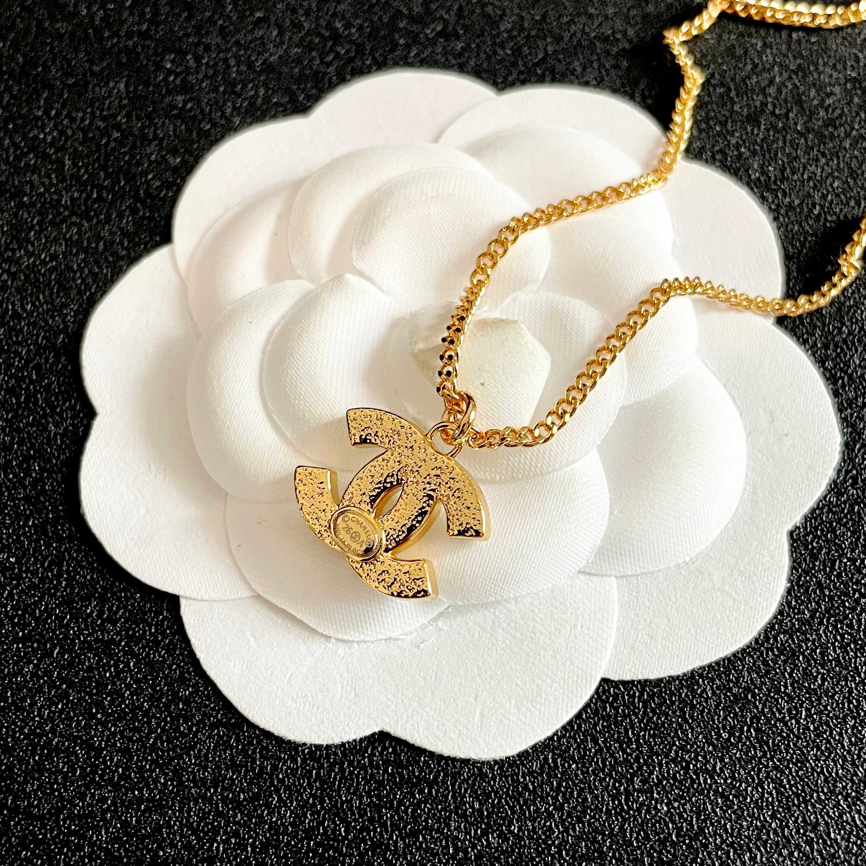 Chanel CC Enamel Pendant necklace Gold-tone metal with cream and navy blue enamel 42cm