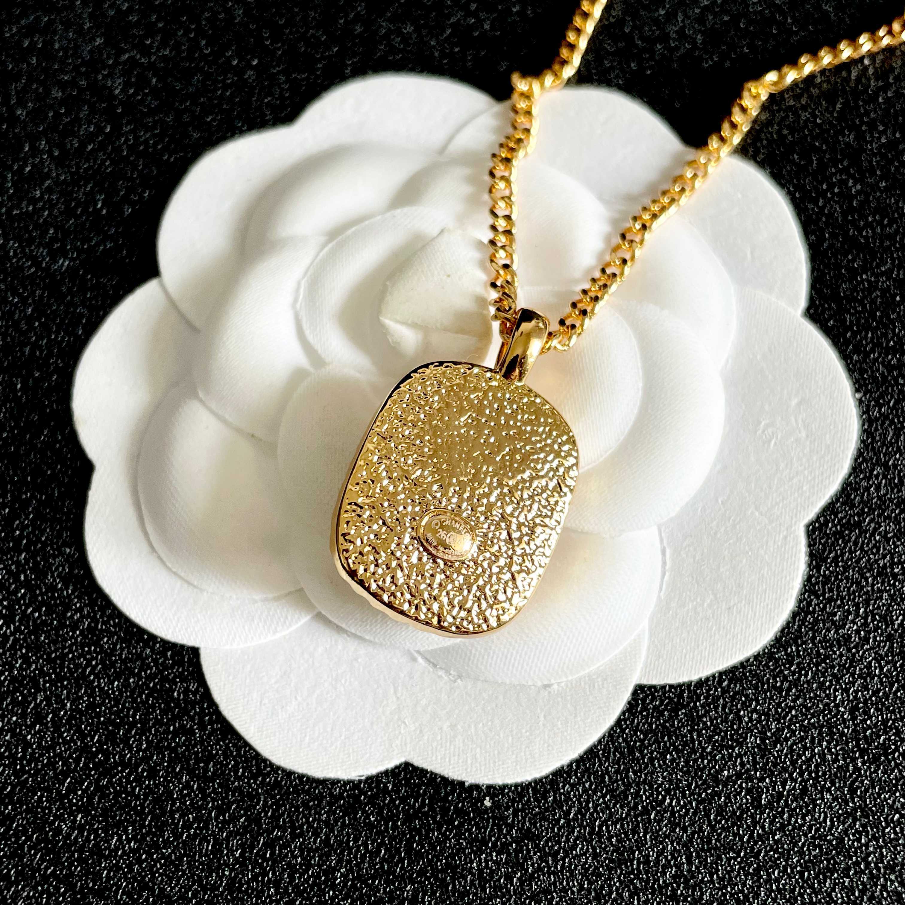 Chanel CC Logo Amber Resin Pendant necklace Gold-tone metal with amber orange resin 45cm