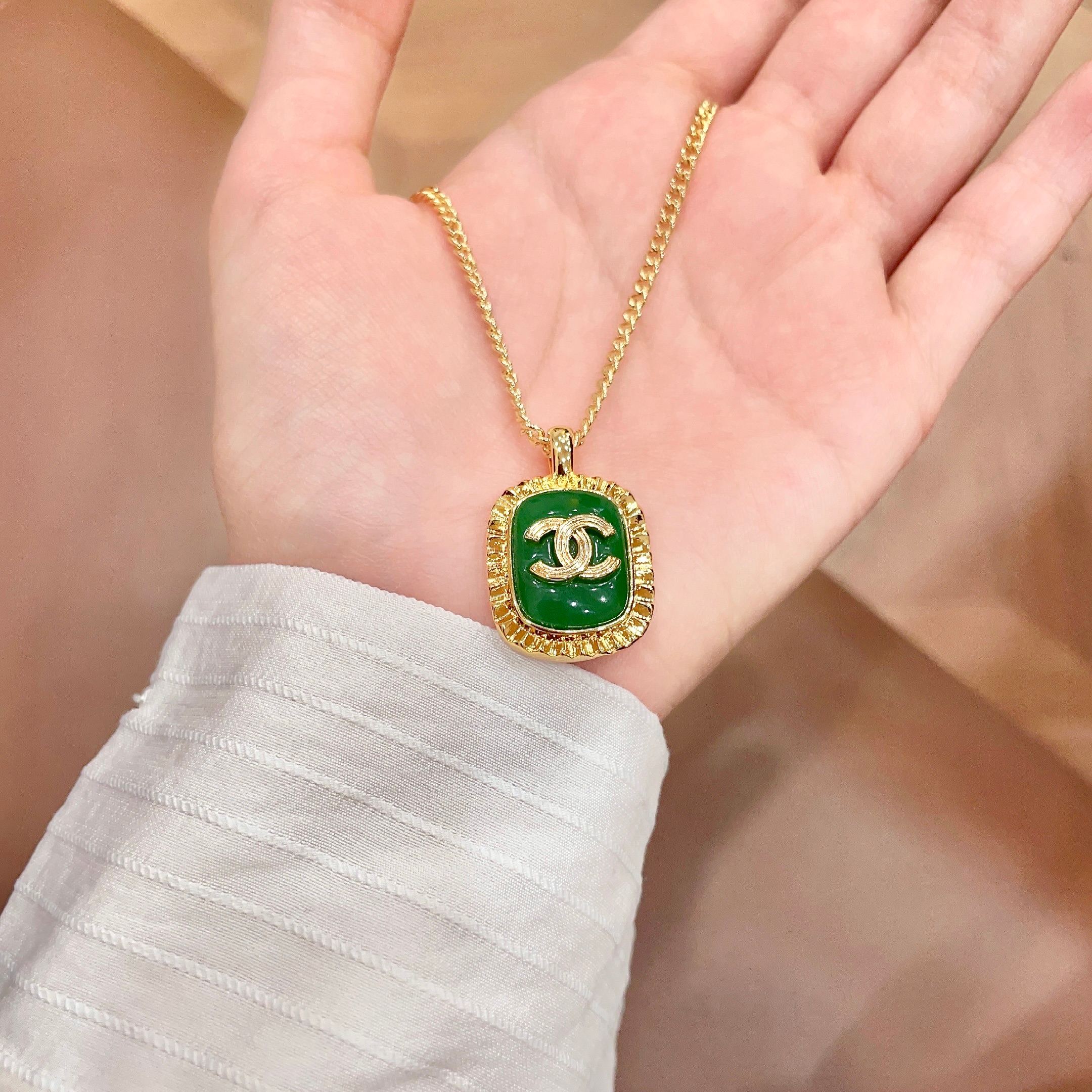 Chanel CC Logo Green Resin Pendant necklace Gold-tone metal with vibrant green resin 45cm