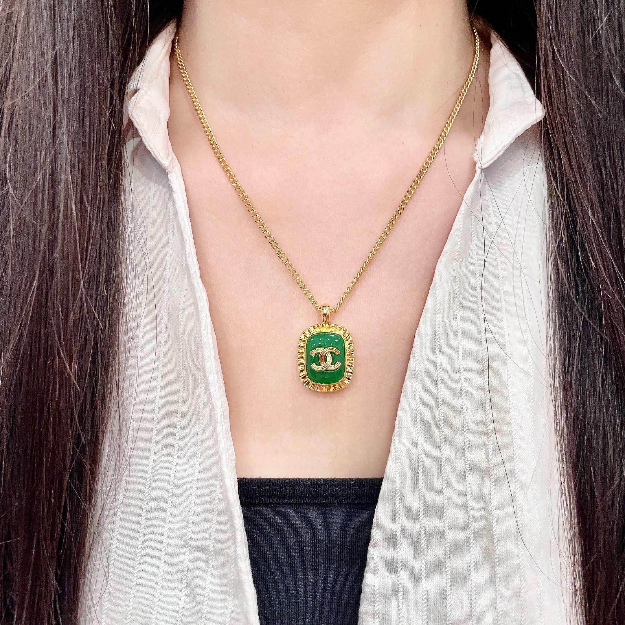 Chanel CC Logo Green Resin Pendant necklace Gold-tone metal with vibrant green resin 45cm