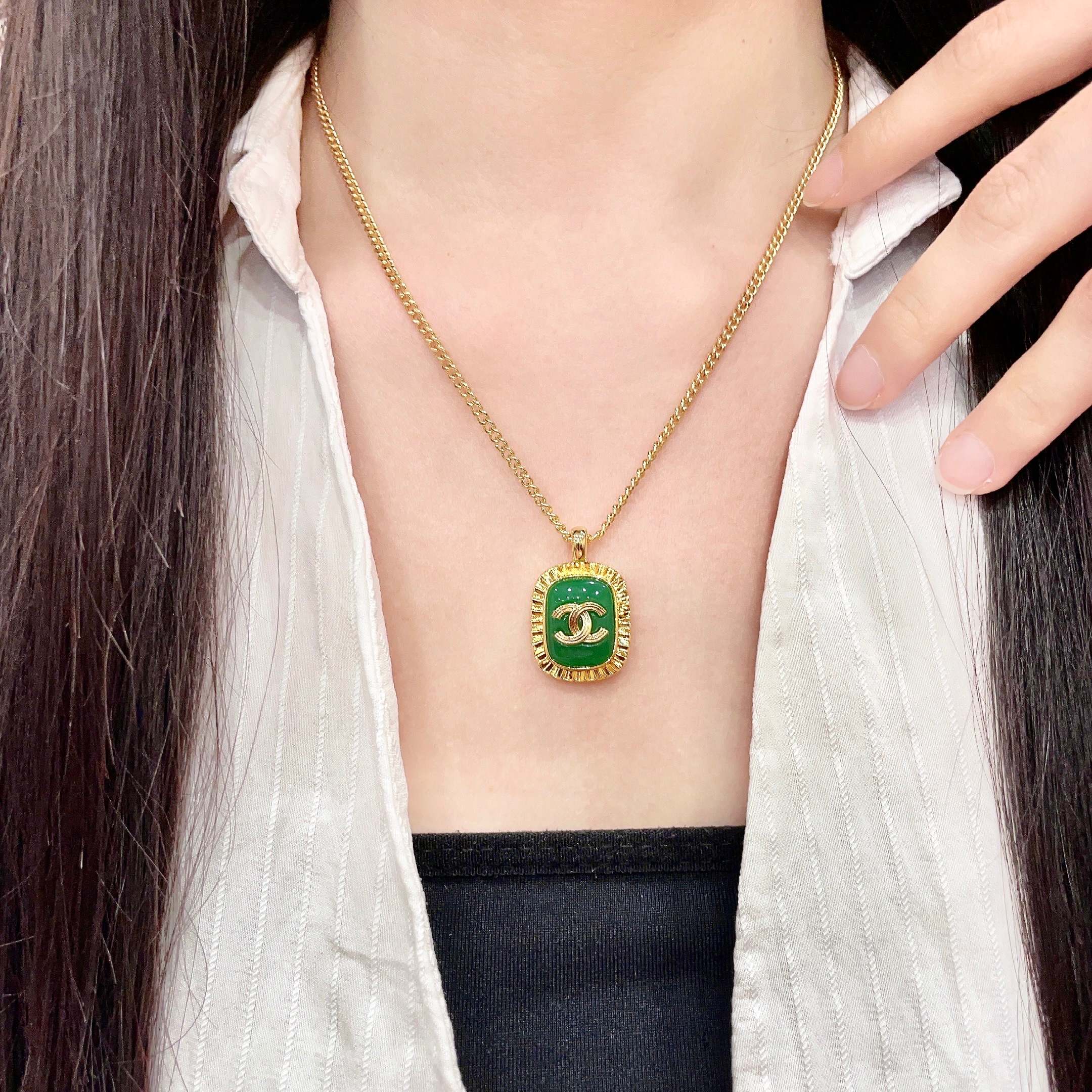 Chanel CC Logo Green Resin Pendant necklace Gold-tone metal with vibrant green resin 45cm