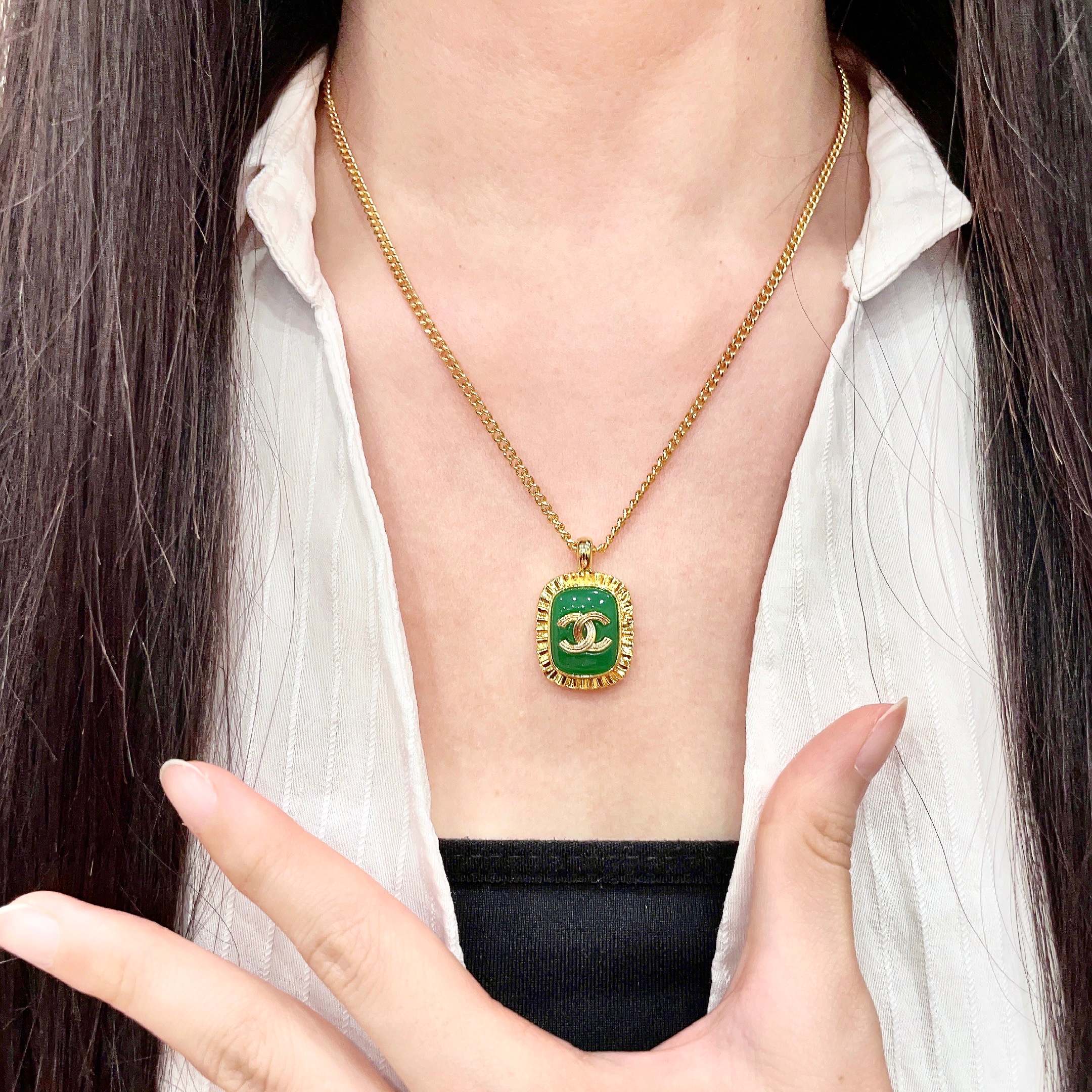 Chanel CC Logo Green Resin Pendant necklace Gold-tone metal with vibrant green resin 45cm