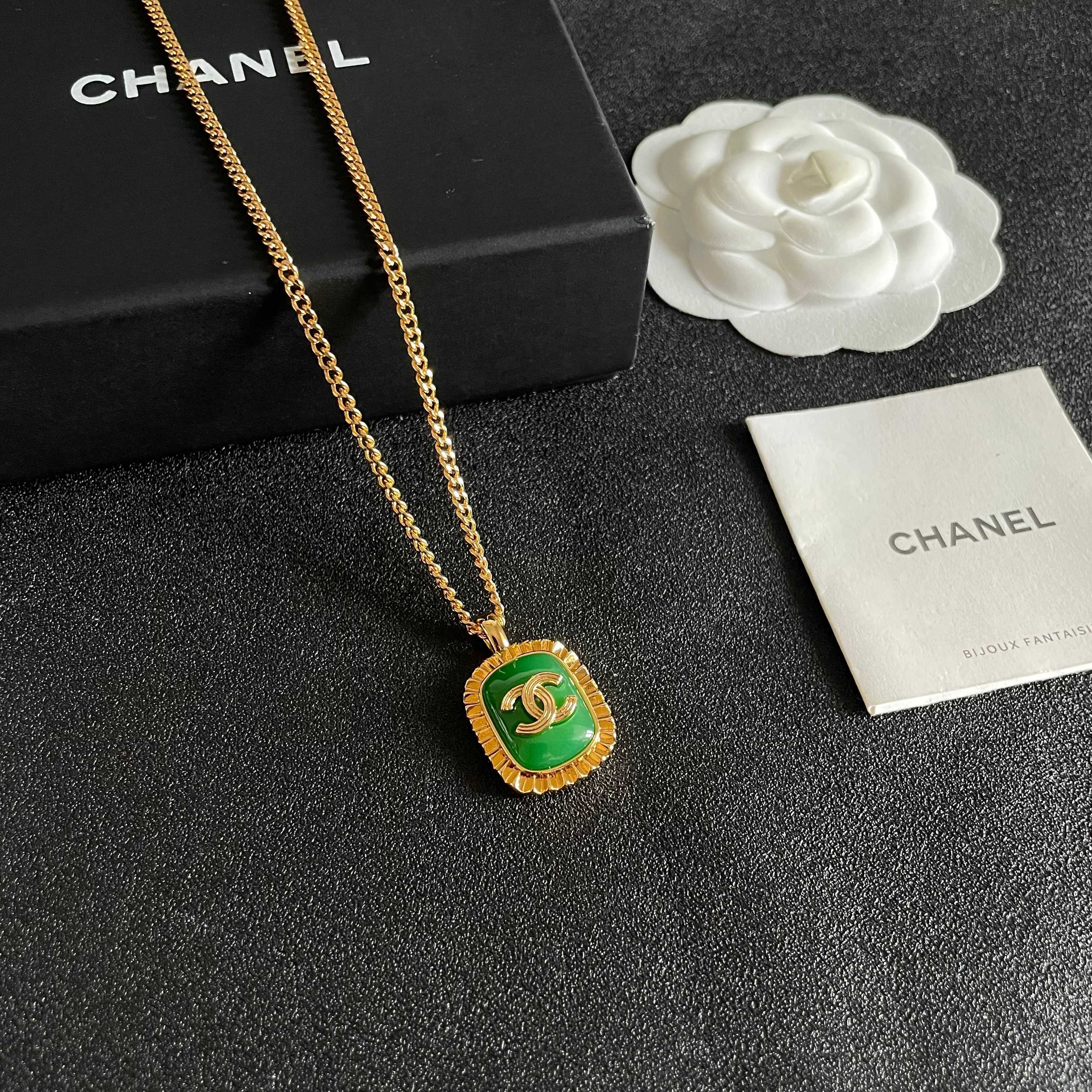 Chanel CC Logo Green Resin Pendant necklace Gold-tone metal with vibrant green resin 45cm