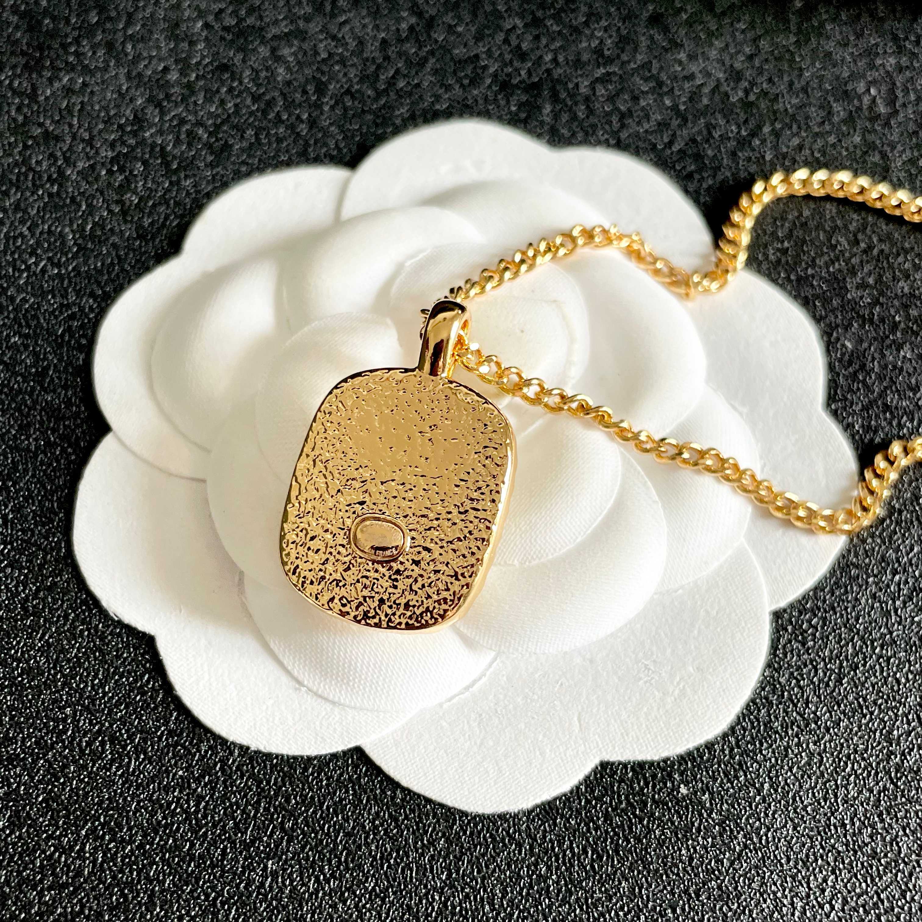 Chanel CC Logo Green Resin Pendant necklace Gold-tone metal with vibrant green resin 45cm