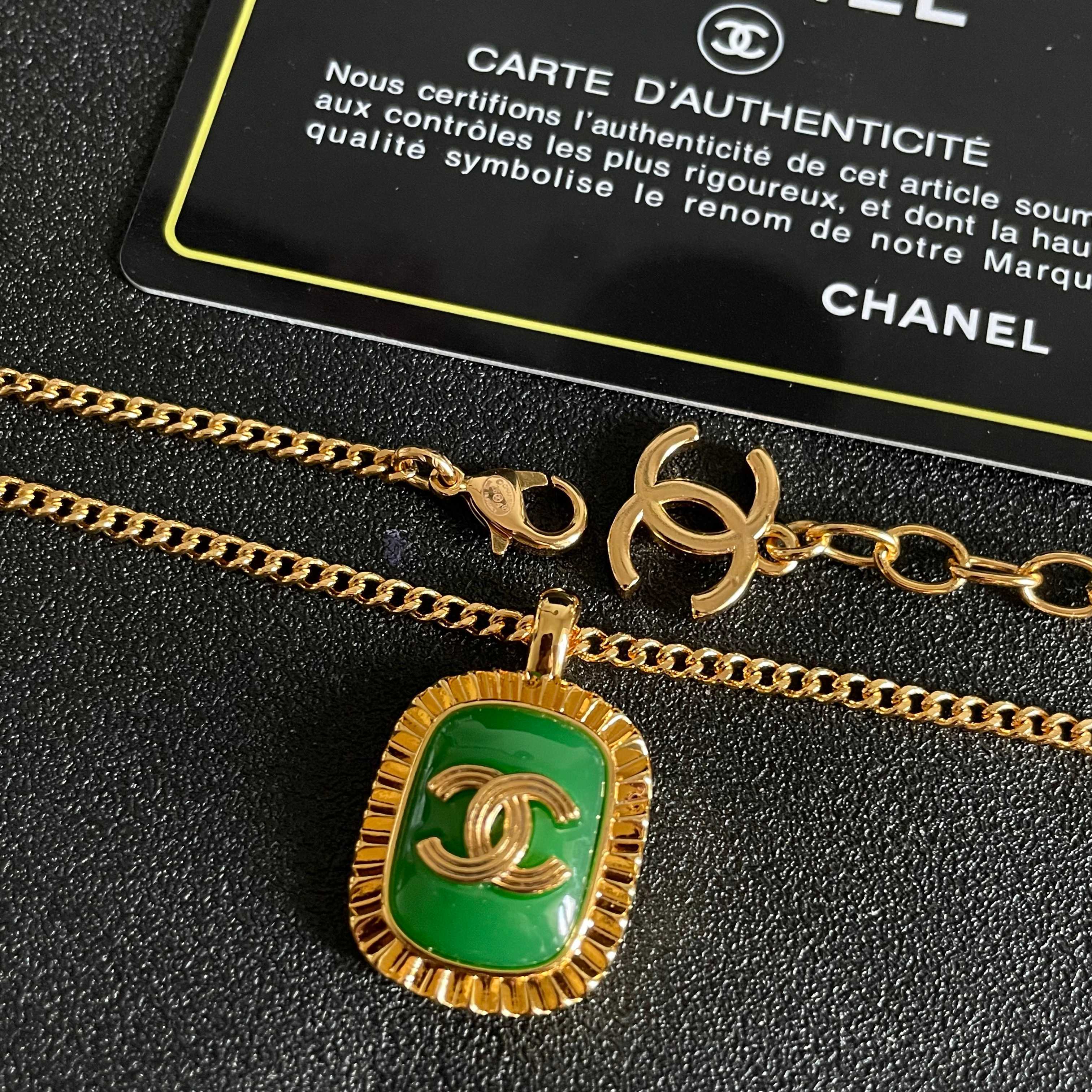 Chanel CC Logo Green Resin Pendant necklace Gold-tone metal with vibrant green resin 45cm