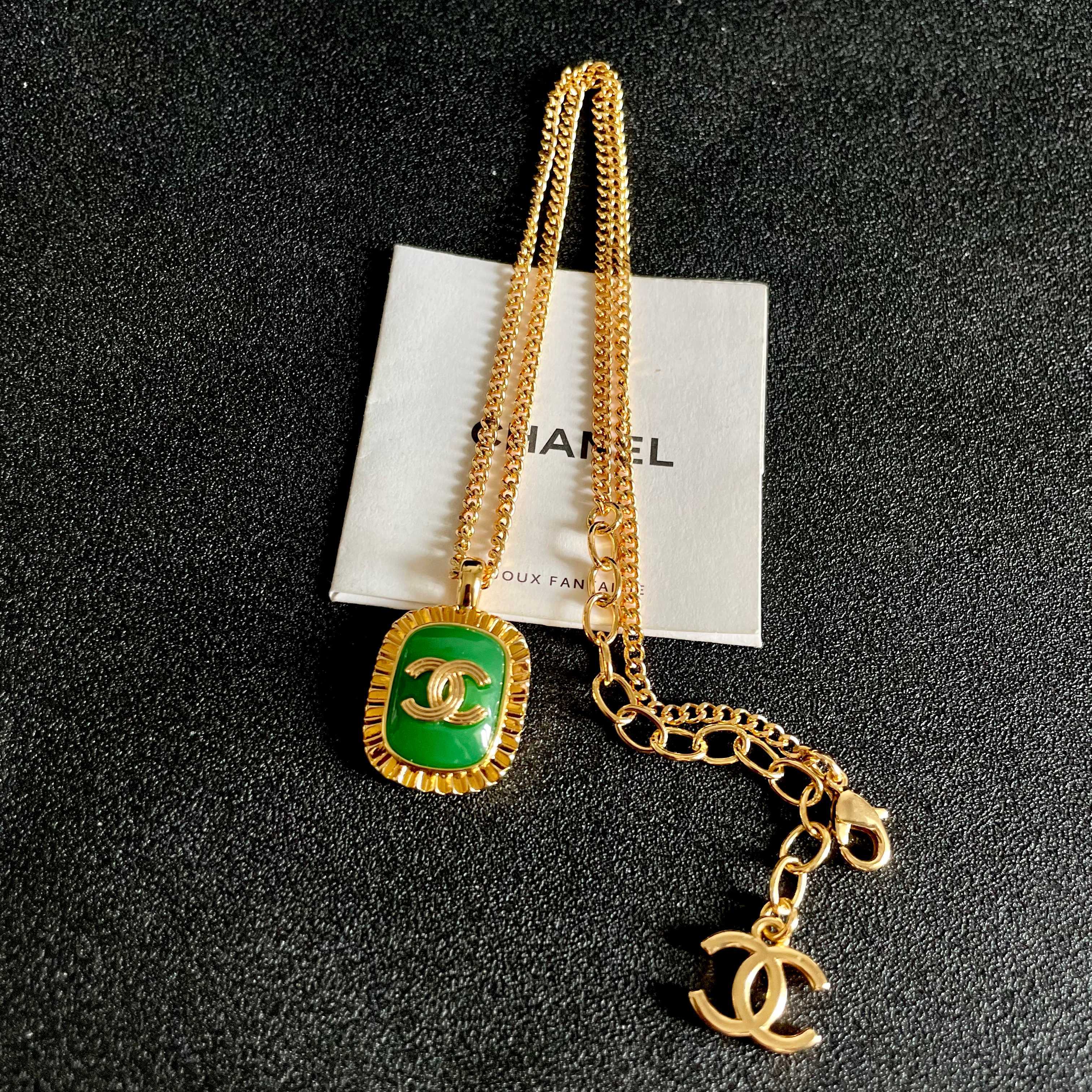 Chanel CC Logo Green Resin Pendant necklace Gold-tone metal with vibrant green resin 45cm