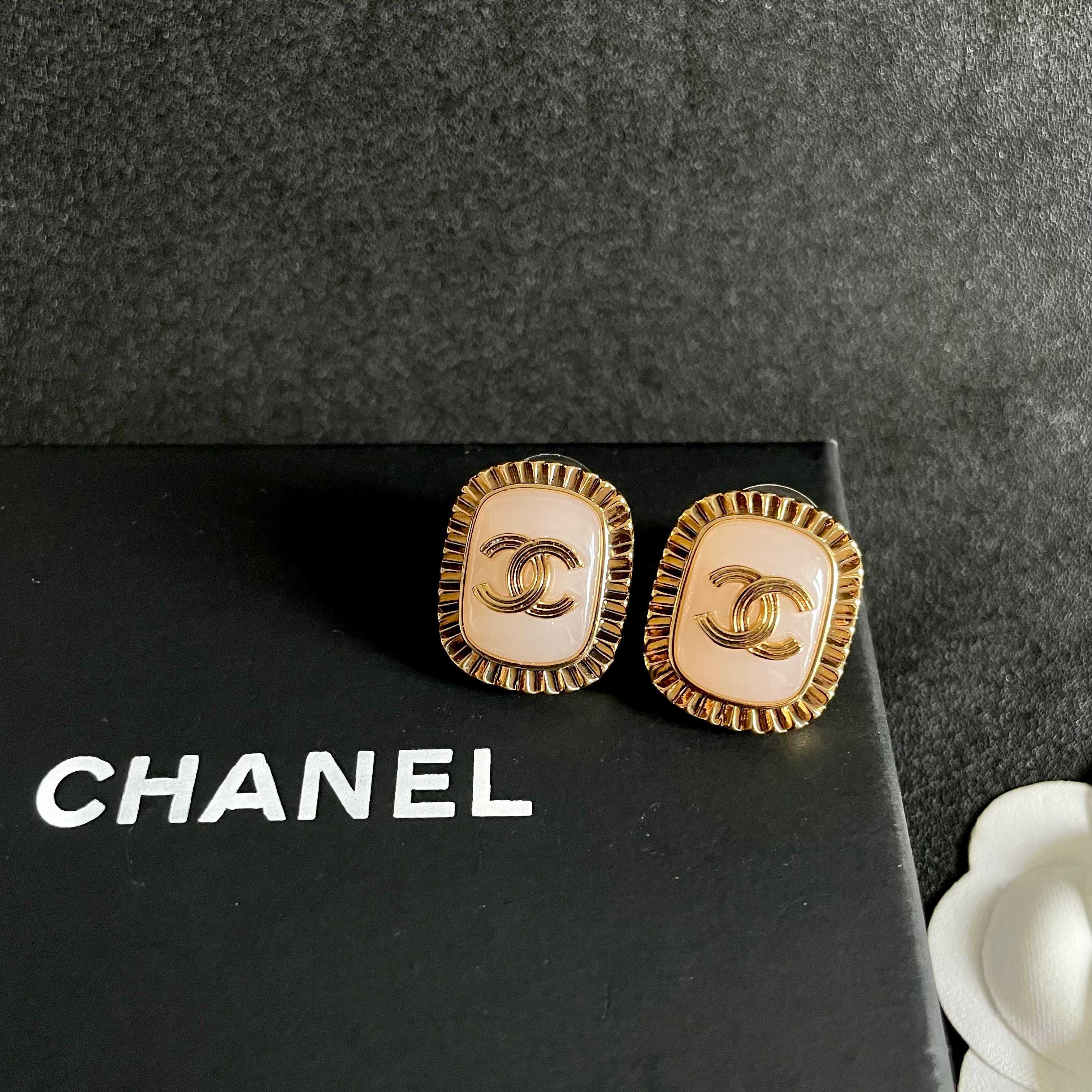 Chanel CC Logo Ribbed Edge Resin Stud Earrings earrings gold-tone metal light pink resin 2cm diameter