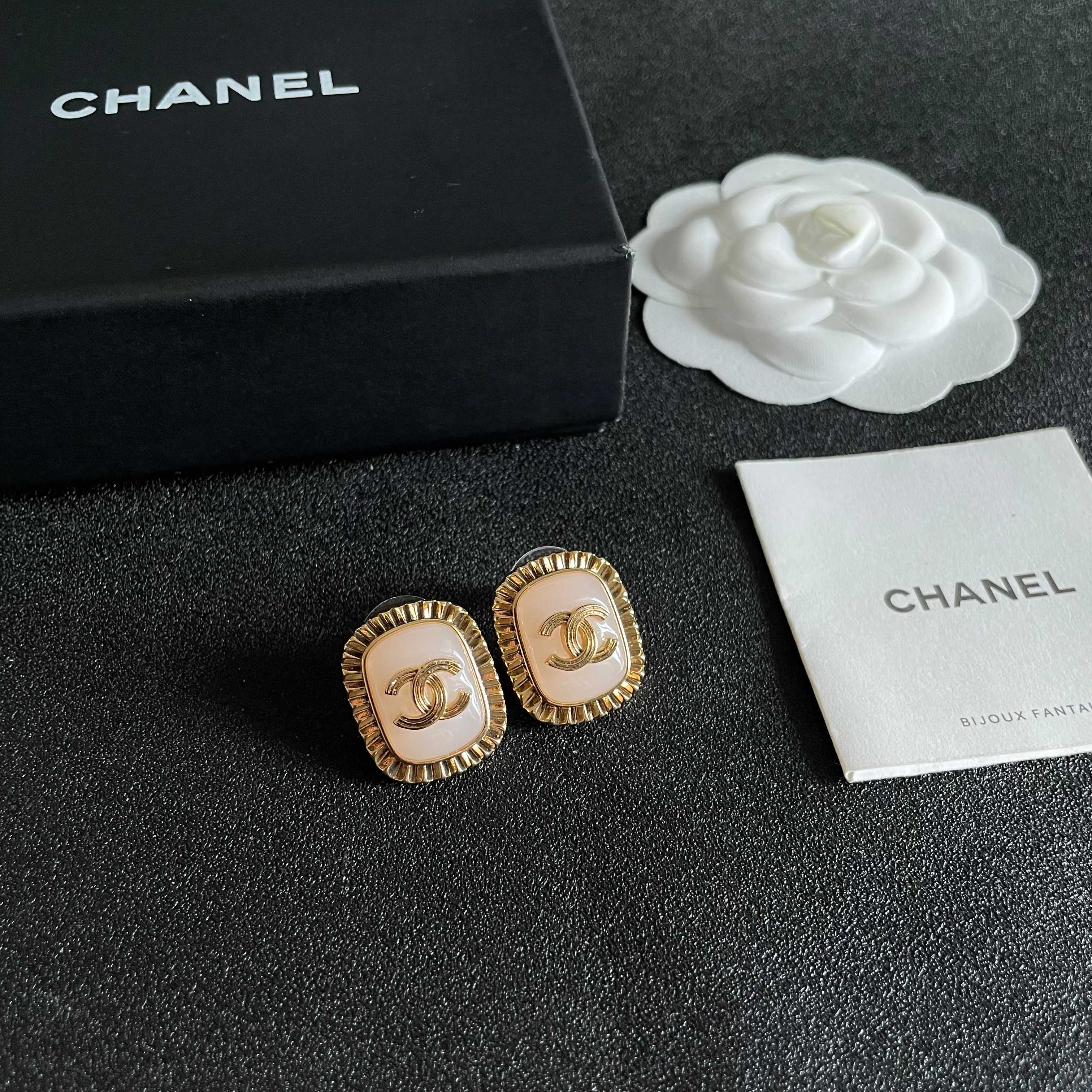 Chanel CC Logo Ribbed Edge Resin Stud Earrings earrings gold-tone metal light pink resin 2cm diameter
