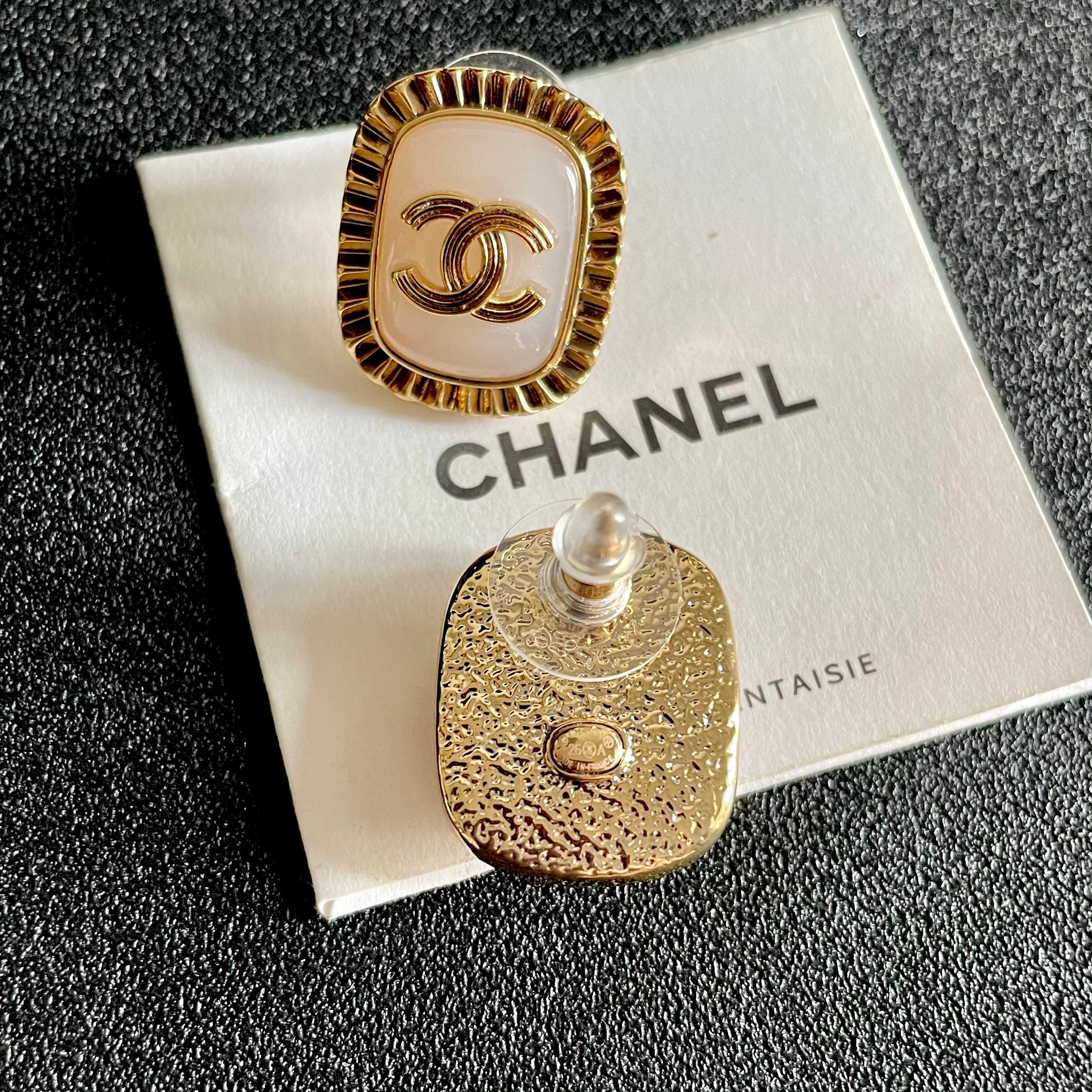 Chanel CC Logo Ribbed Edge Resin Stud Earrings earrings gold-tone metal light pink resin 2cm diameter