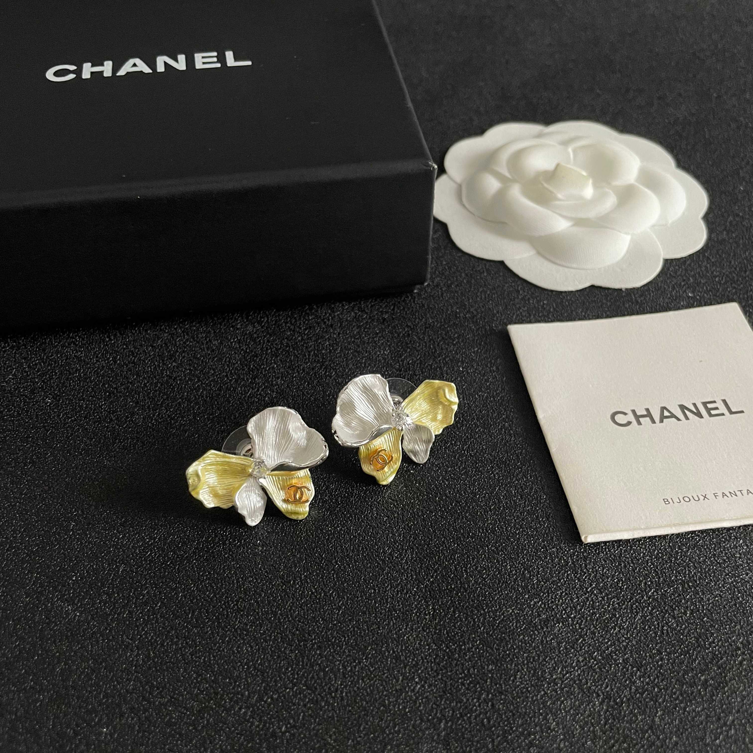 Chanel CC Logo Flower Stud Earrings earrings silver-toned metal pale yellow enamel white enamel clear crystal accents 2cm stud diameter