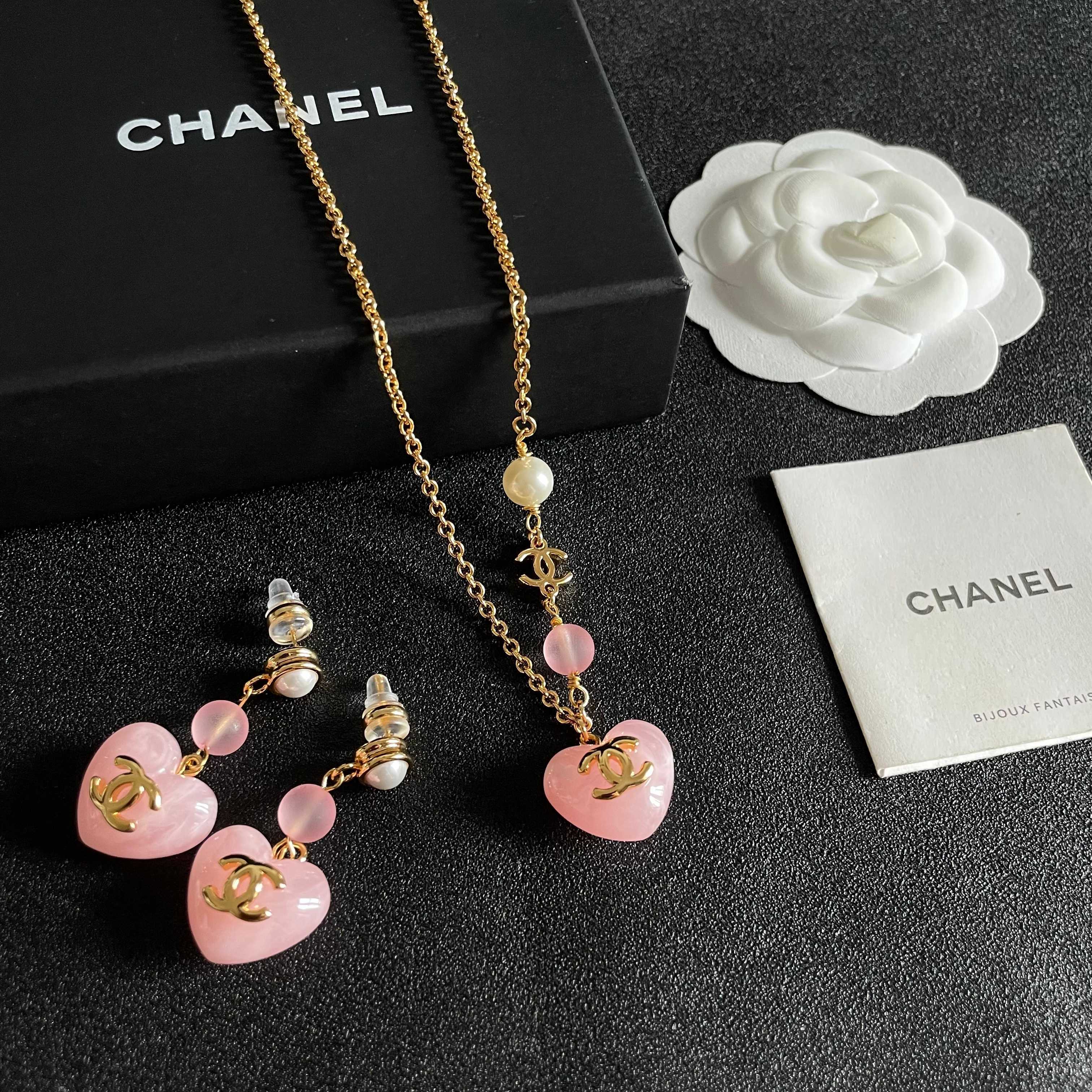 Chanel CC Heart Pendant Necklace necklace Gold-tone metal with cream faux pearl pink resin bead and pink resin heart pendant 42cm