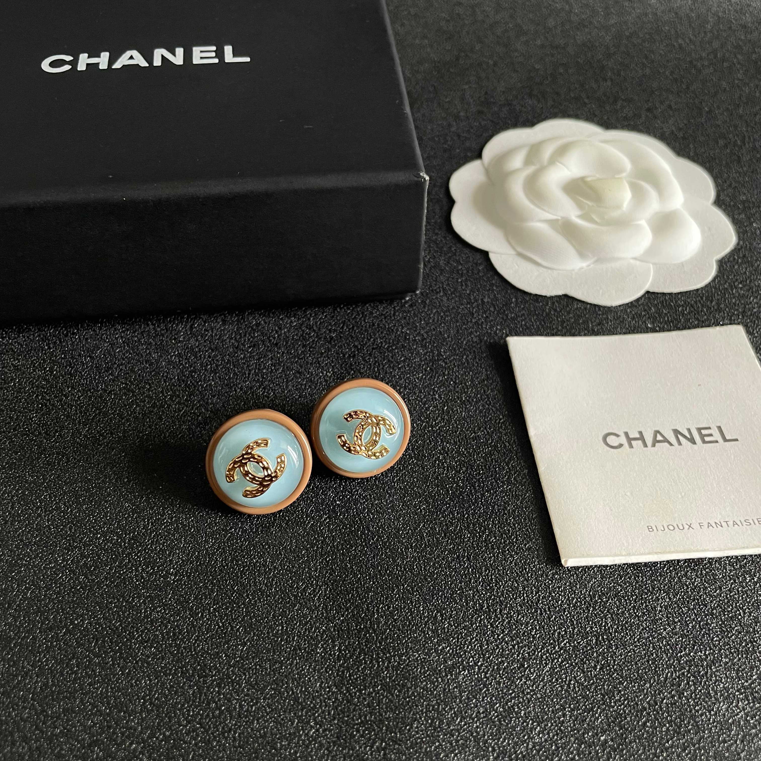 Chanel CC Logo Round Stud Earrings earrings Gold-tone metal with light blue enamel and beige resin border 1 5cm diameter
