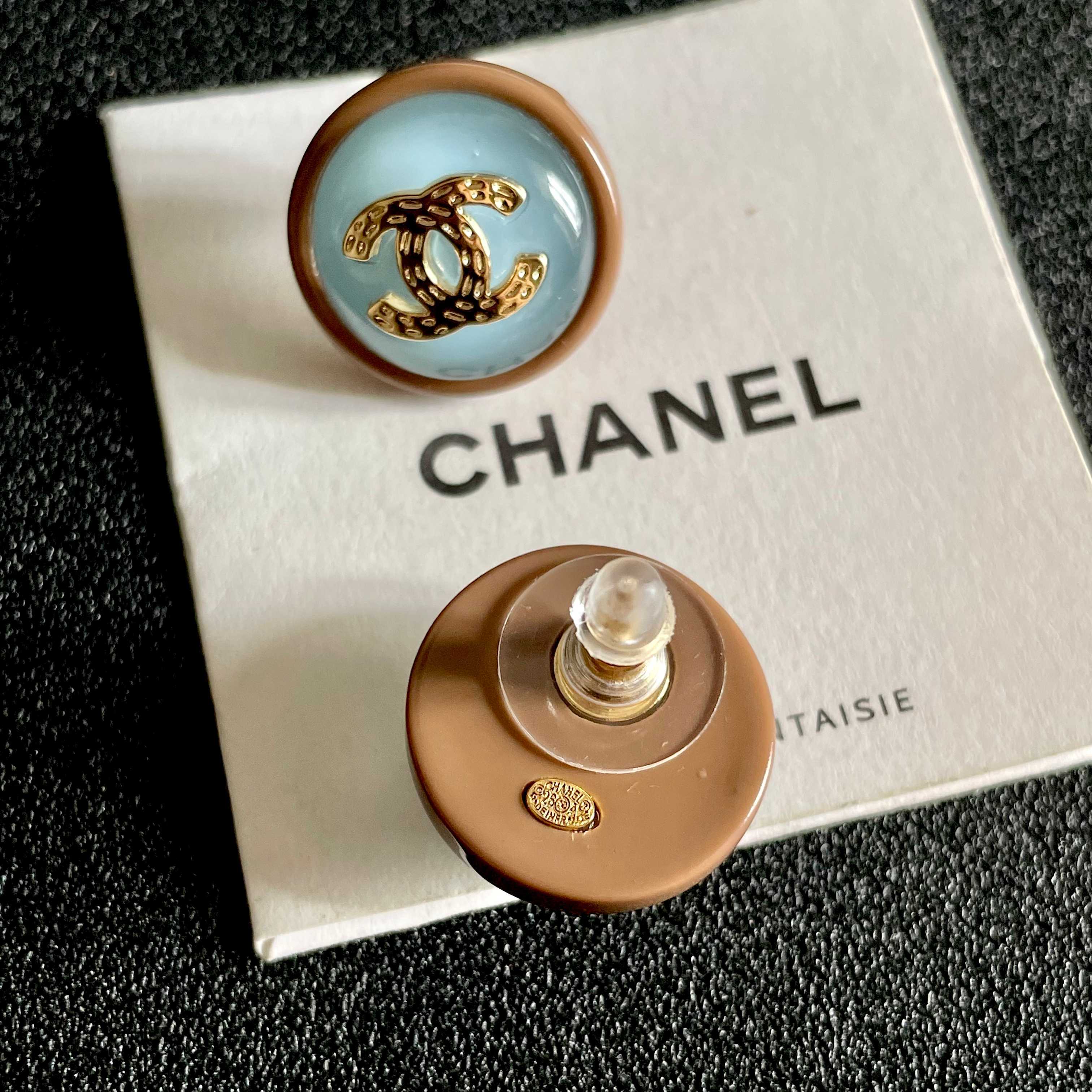 Chanel CC Logo Round Stud Earrings earrings Gold-tone metal with light blue enamel and beige resin border 1 5cm diameter