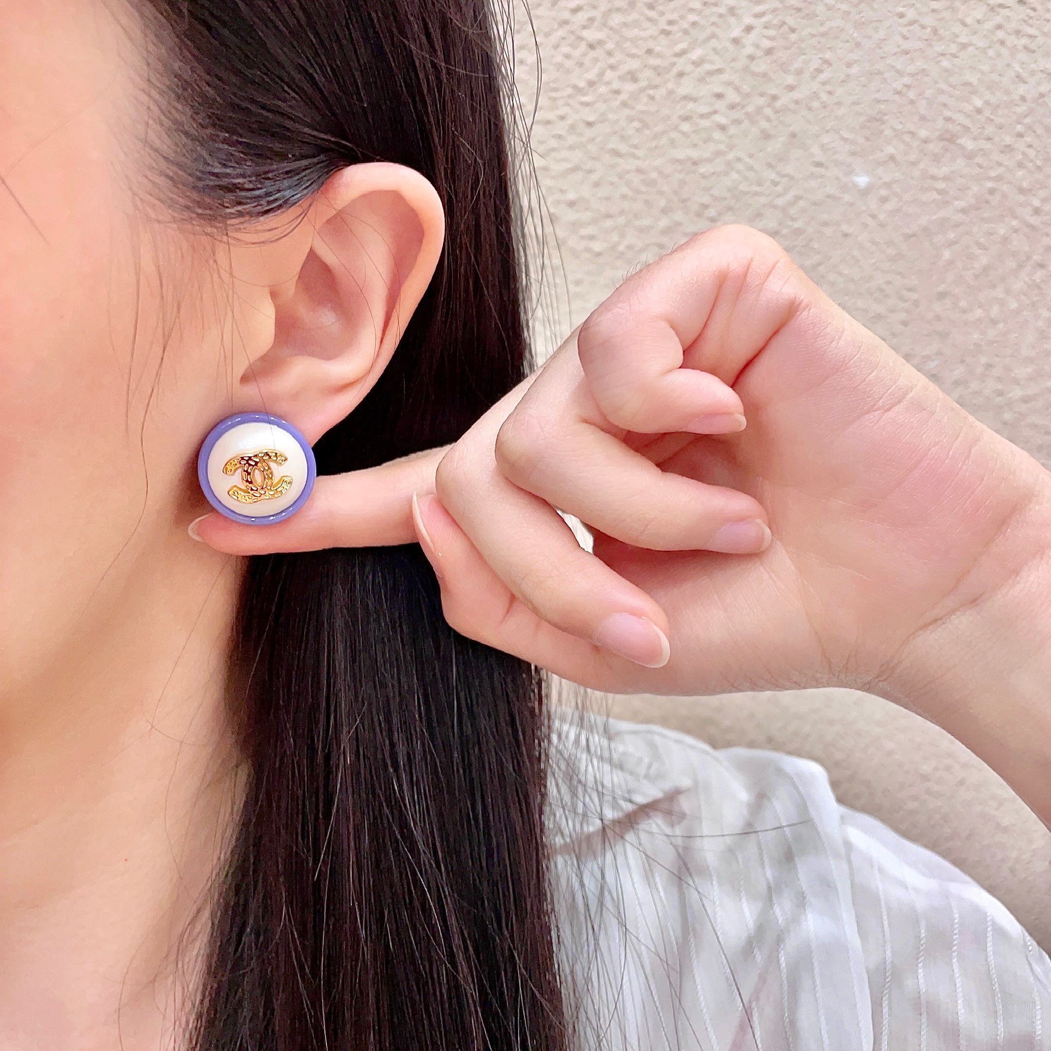 Boucles d'oreilles rondes en résine avec logo Chanel CC Logo Boucles d'oreilles en métal doré avec centre blanc crème et bordure en résine violet lavande 1,5 cm de diamètre