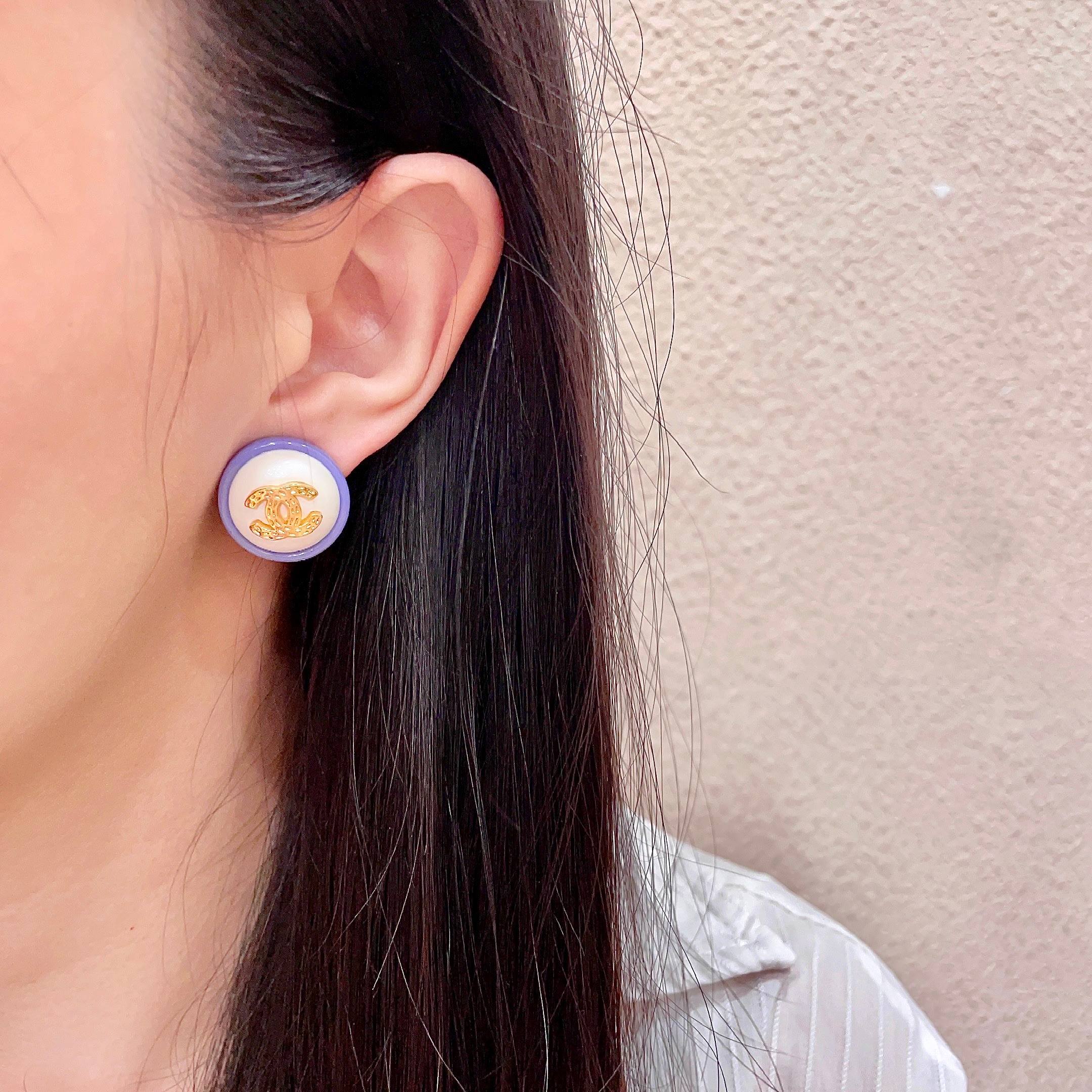 Boucles d'oreilles rondes en résine avec logo Chanel CC Logo Boucles d'oreilles en métal doré avec centre blanc crème et bordure en résine violet lavande 1,5 cm de diamètre