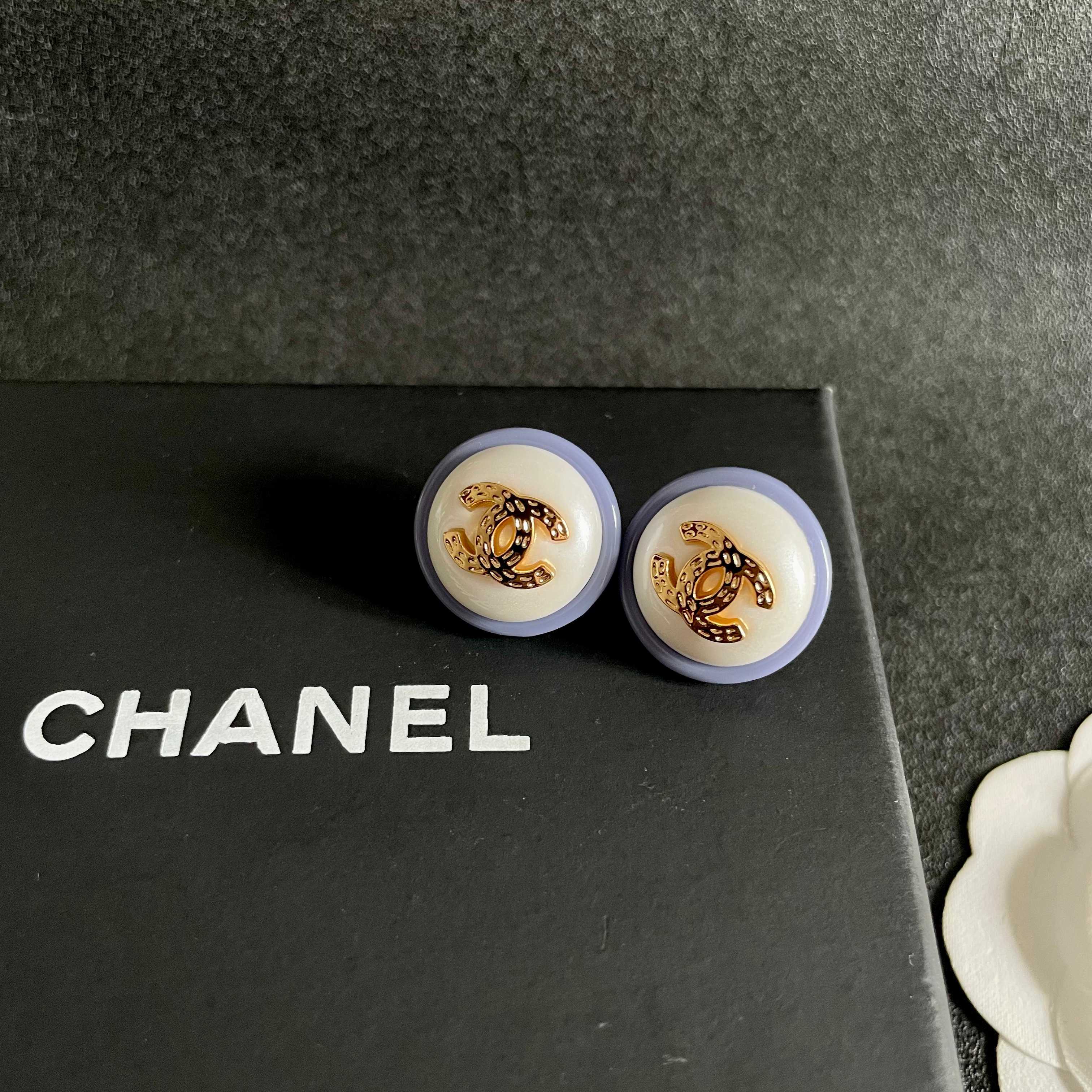 Boucles d'oreilles rondes en résine avec logo Chanel CC Logo Boucles d'oreilles en métal doré avec centre blanc crème et bordure en résine violet lavande 1,5 cm de diamètre