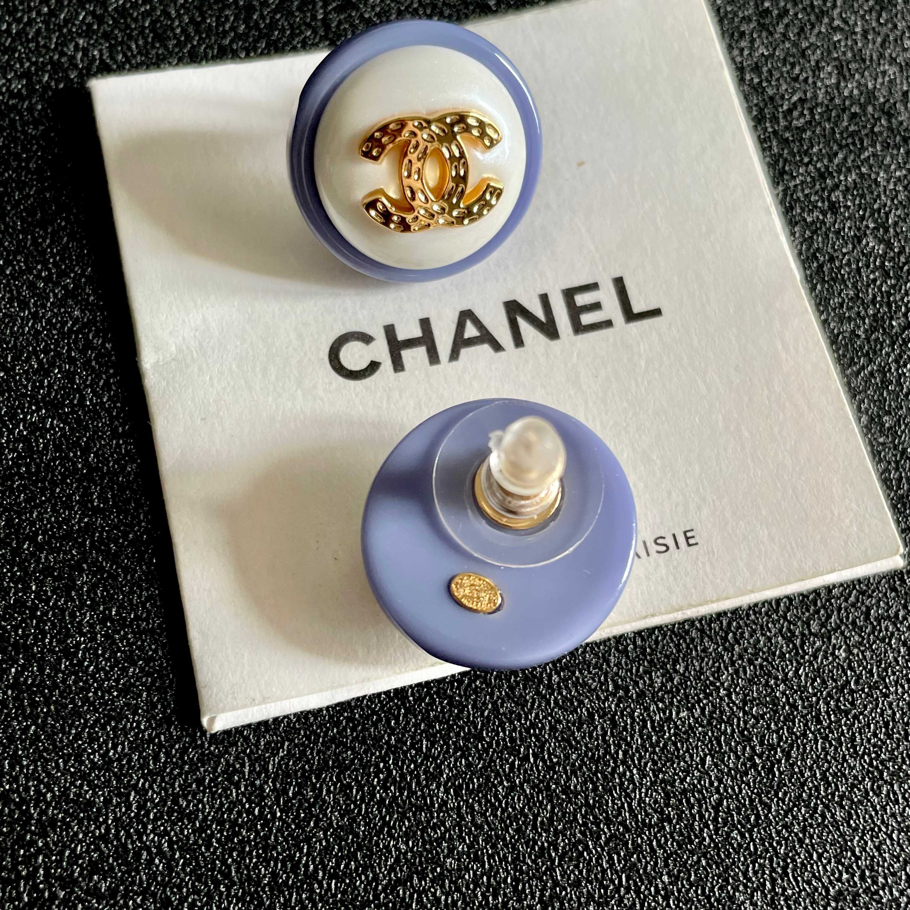 Boucles d'oreilles rondes en résine avec logo Chanel CC Logo Boucles d'oreilles en métal doré avec centre blanc crème et bordure en résine violet lavande 1,5 cm de diamètre