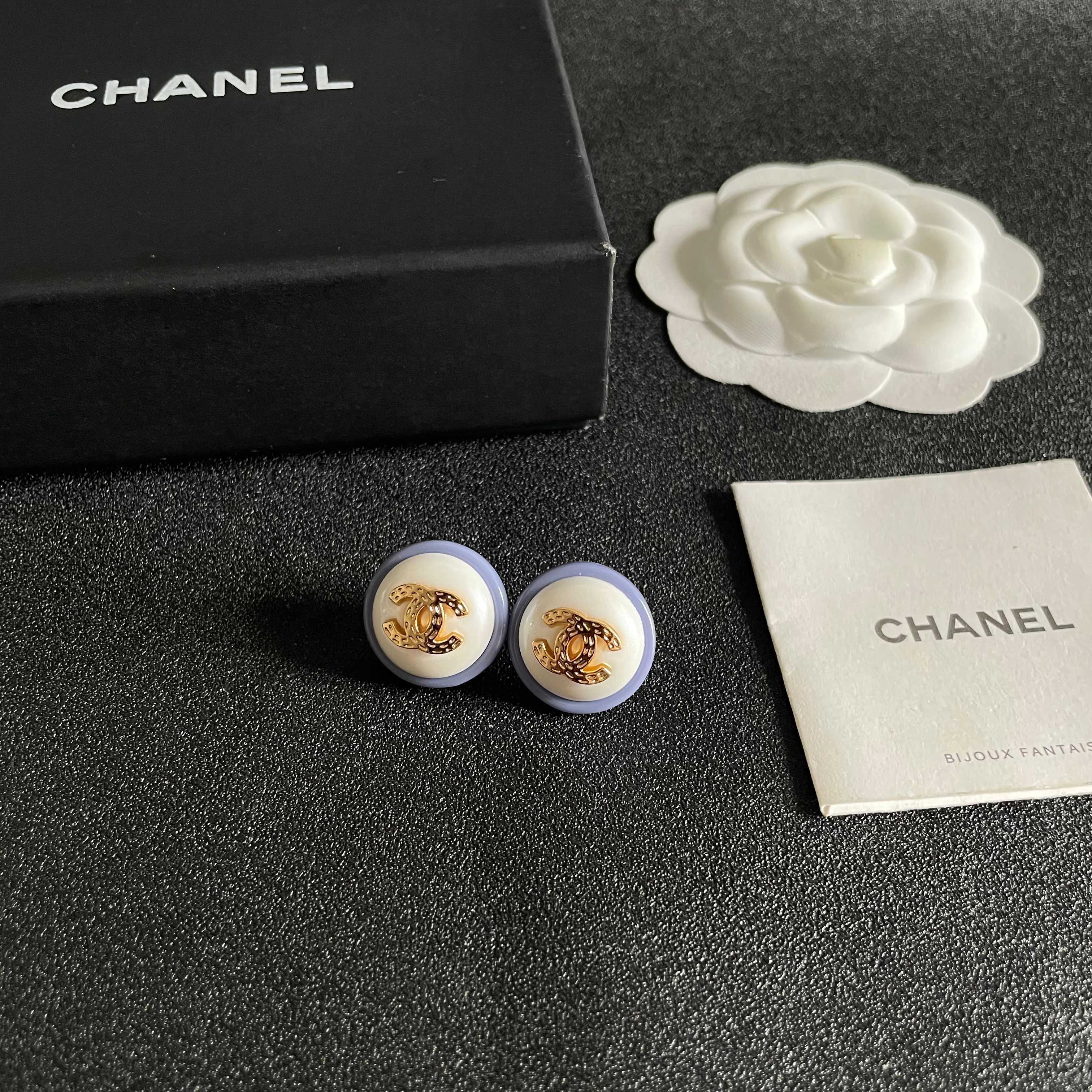Boucles d'oreilles rondes en résine avec logo Chanel CC Logo Boucles d'oreilles en métal doré avec centre blanc crème et bordure en résine violet lavande 1,5 cm de diamètre