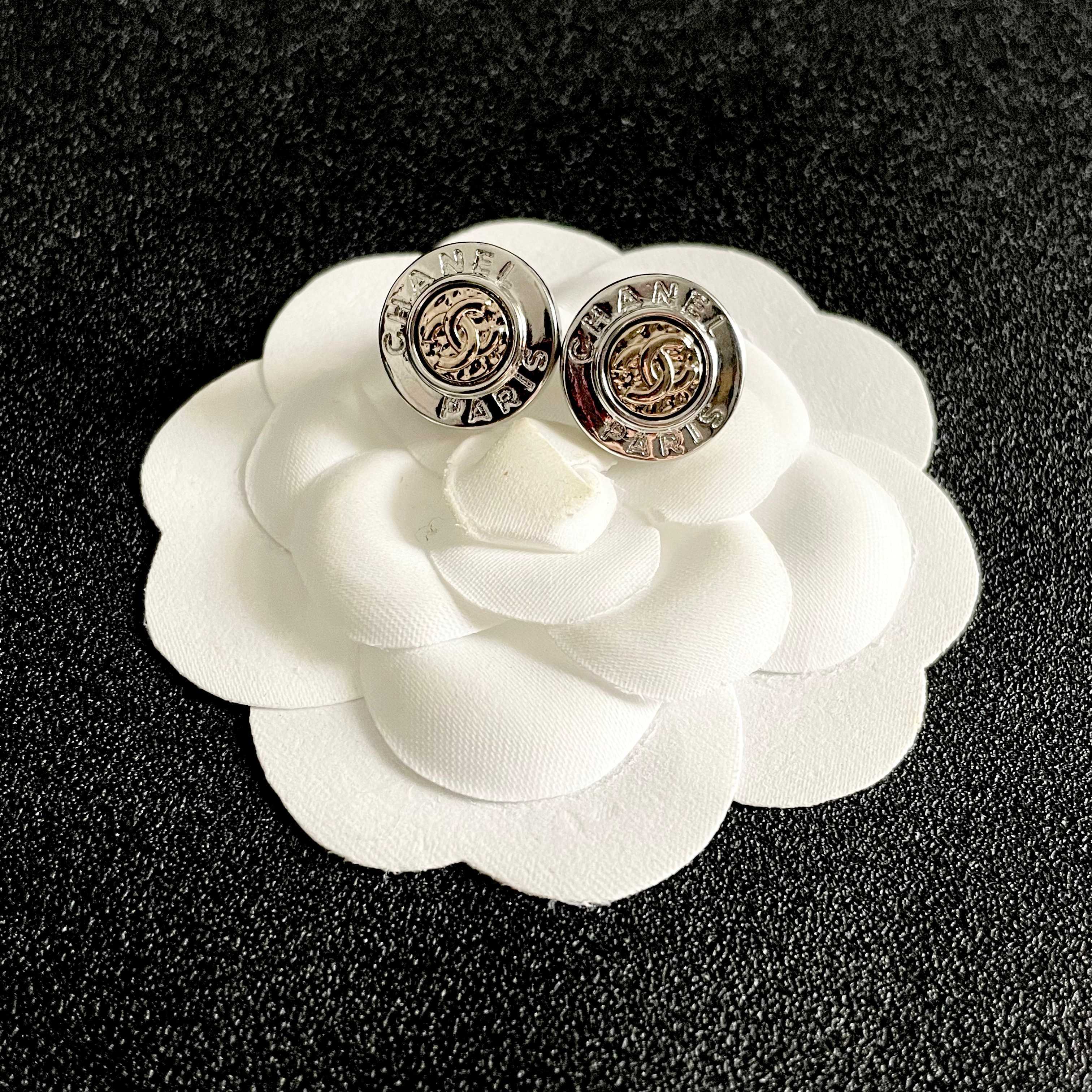 Chanel CC Logo Paris Button Stud Earrings earrings Two-tone silver and gold metal 1 2cm diameter