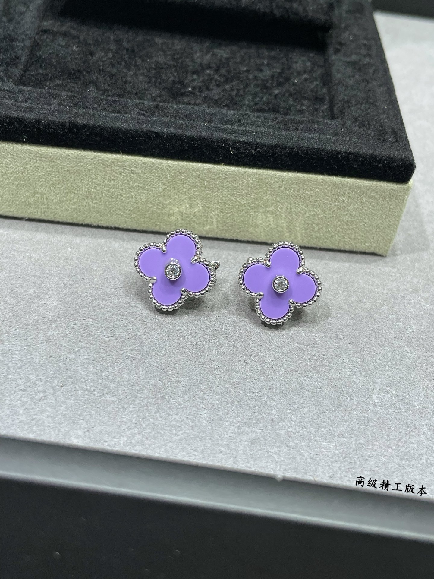 Orecchini Van Cleef Arpels Alhambra Metallo in oro bianco con intarsio viola lavanda e accento di diamante trasparente, diametro 15 mm