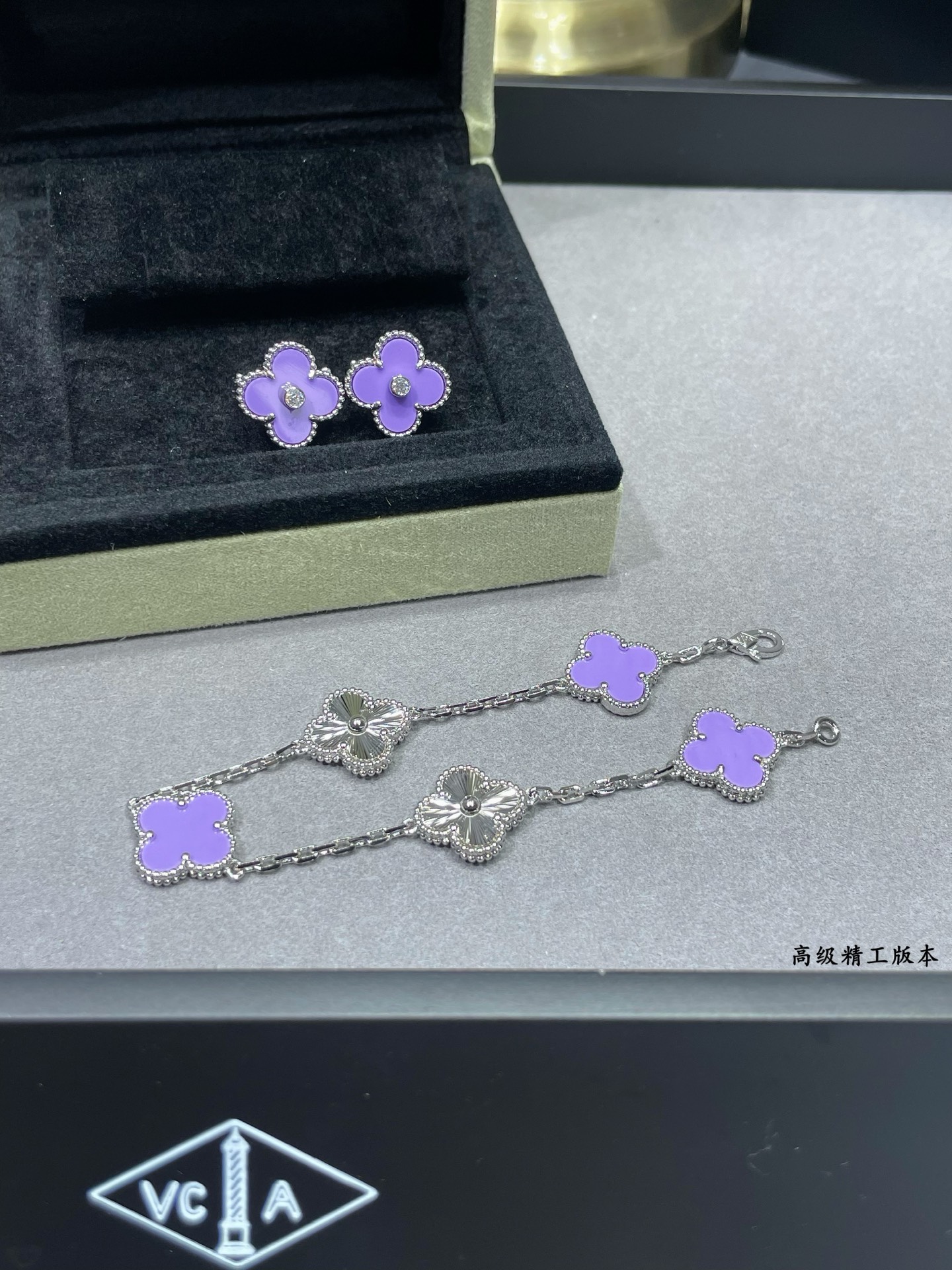 Orecchini Van Cleef Arpels Alhambra Metallo in oro bianco con intarsio viola lavanda e accento di diamante trasparente, diametro 15 mm