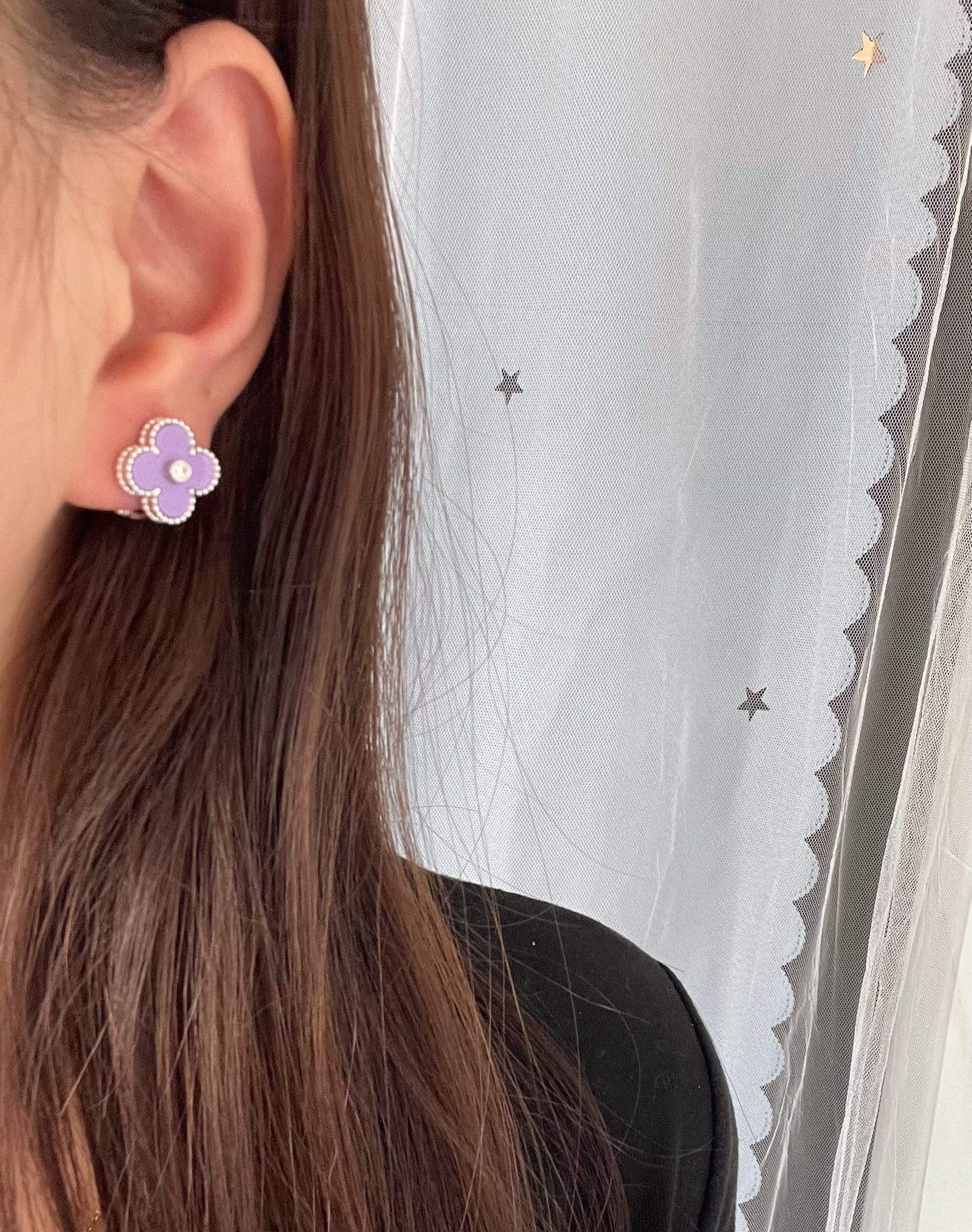 Orecchini Van Cleef Arpels Alhambra Metallo in oro bianco con intarsio viola lavanda e accento di diamante trasparente, diametro 15 mm