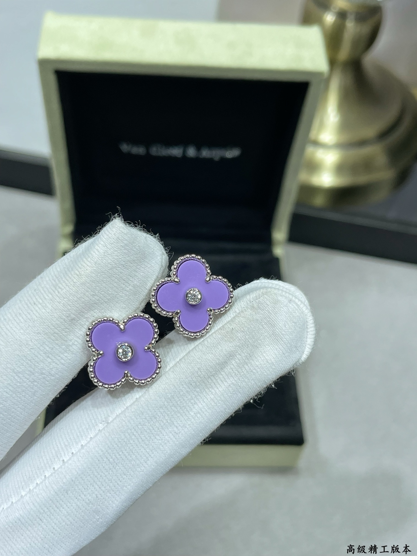 Orecchini Van Cleef Arpels Alhambra Metallo in oro bianco con intarsio viola lavanda e accento di diamante trasparente, diametro 15 mm