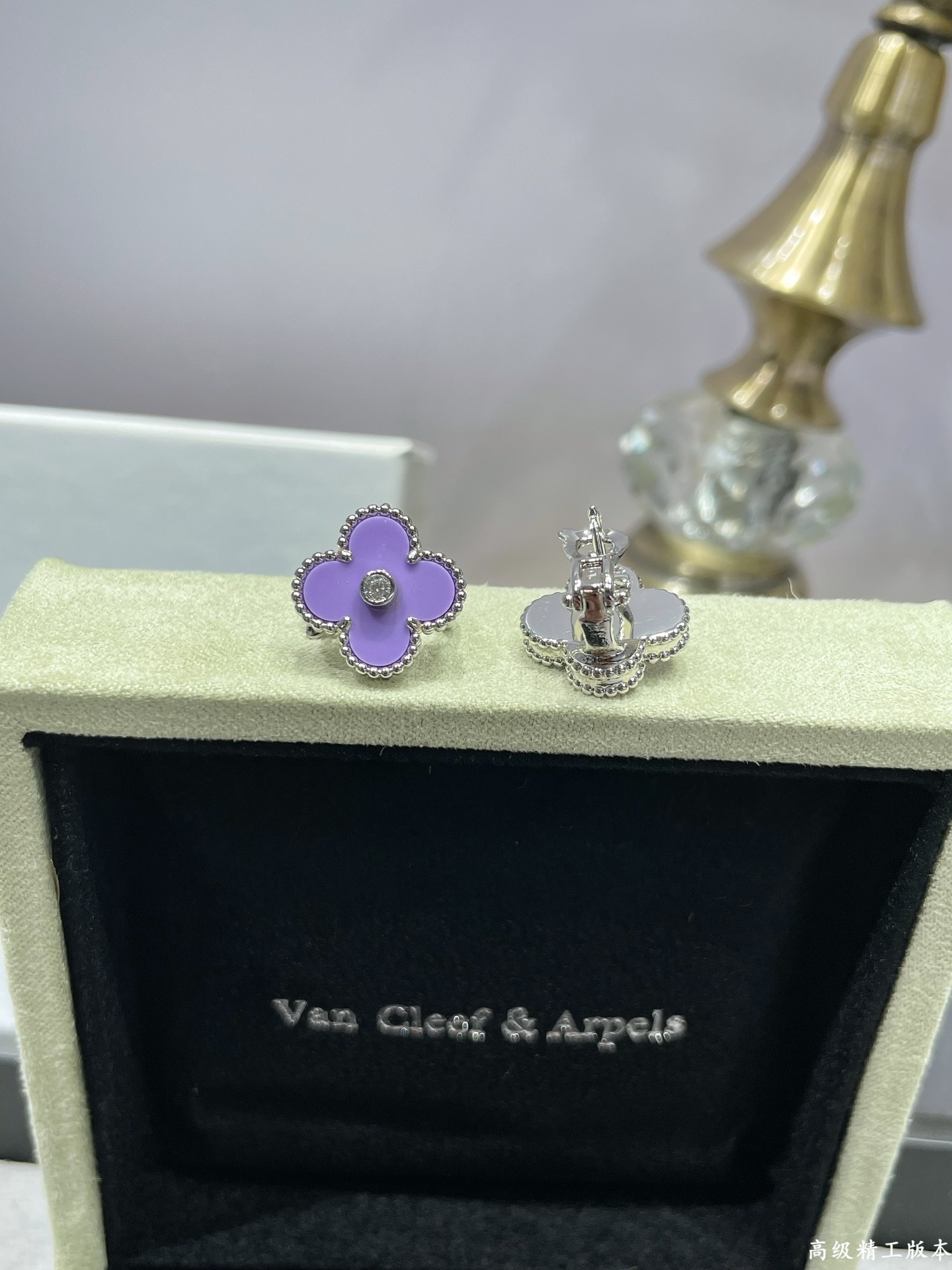 Orecchini Van Cleef Arpels Alhambra Metallo in oro bianco con intarsio viola lavanda e accento di diamante trasparente, diametro 15 mm