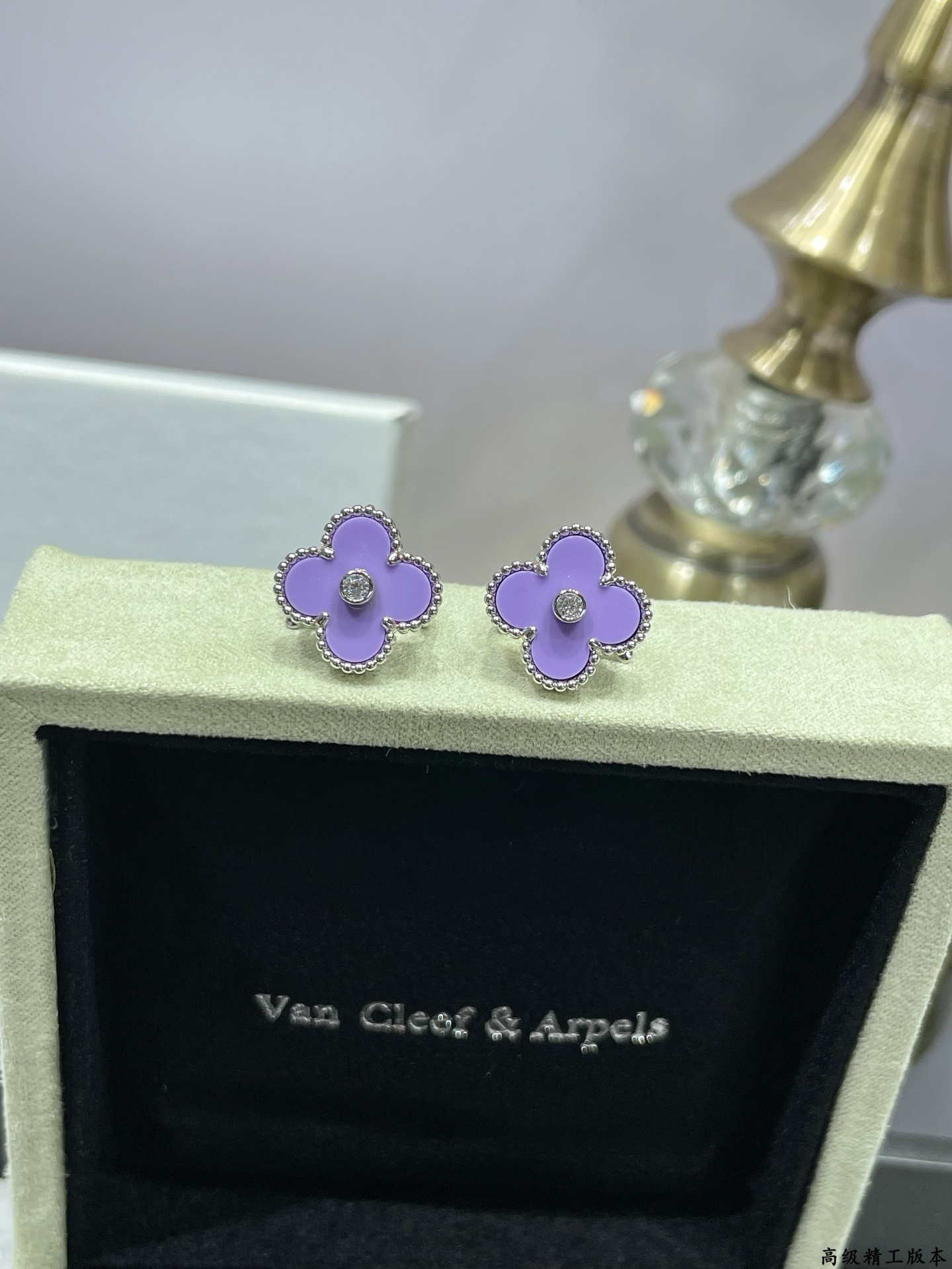 Orecchini Van Cleef Arpels Alhambra Metallo in oro bianco con intarsio viola lavanda e accento di diamante trasparente, diametro 15 mm