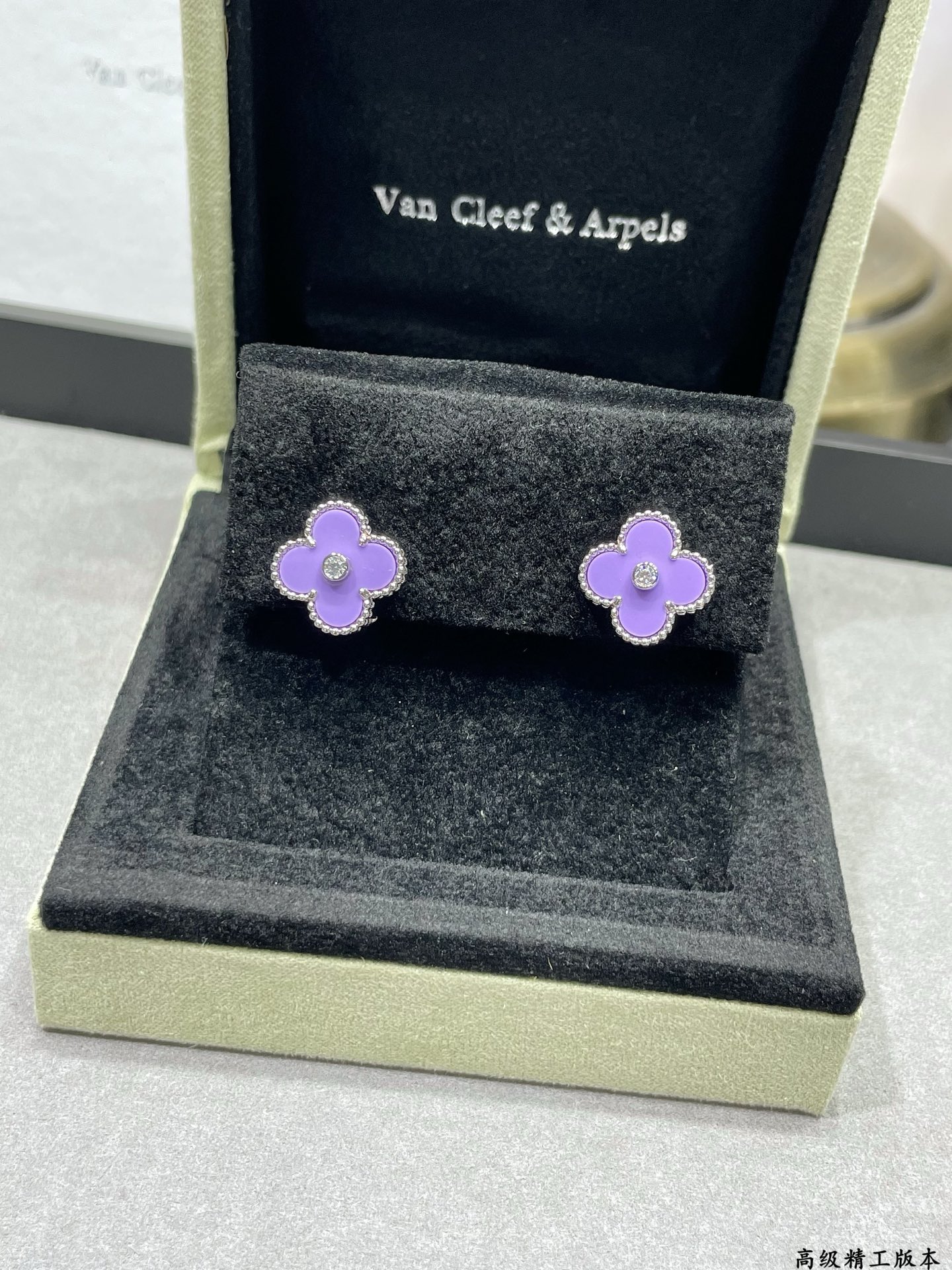 Orecchini Van Cleef Arpels Alhambra Metallo in oro bianco con intarsio viola lavanda e accento di diamante trasparente, diametro 15 mm