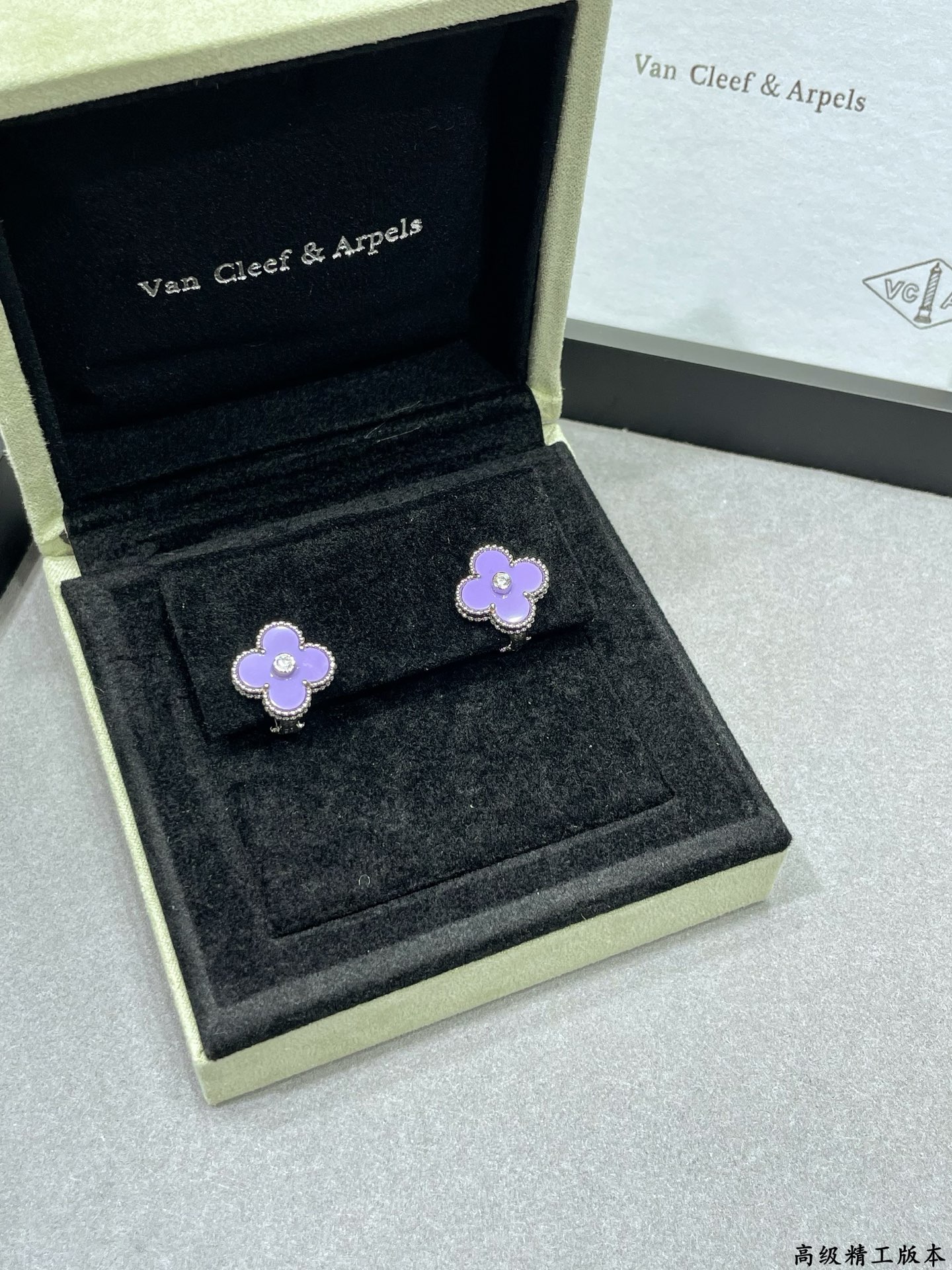 Orecchini Van Cleef Arpels Alhambra Metallo in oro bianco con intarsio viola lavanda e accento di diamante trasparente, diametro 15 mm