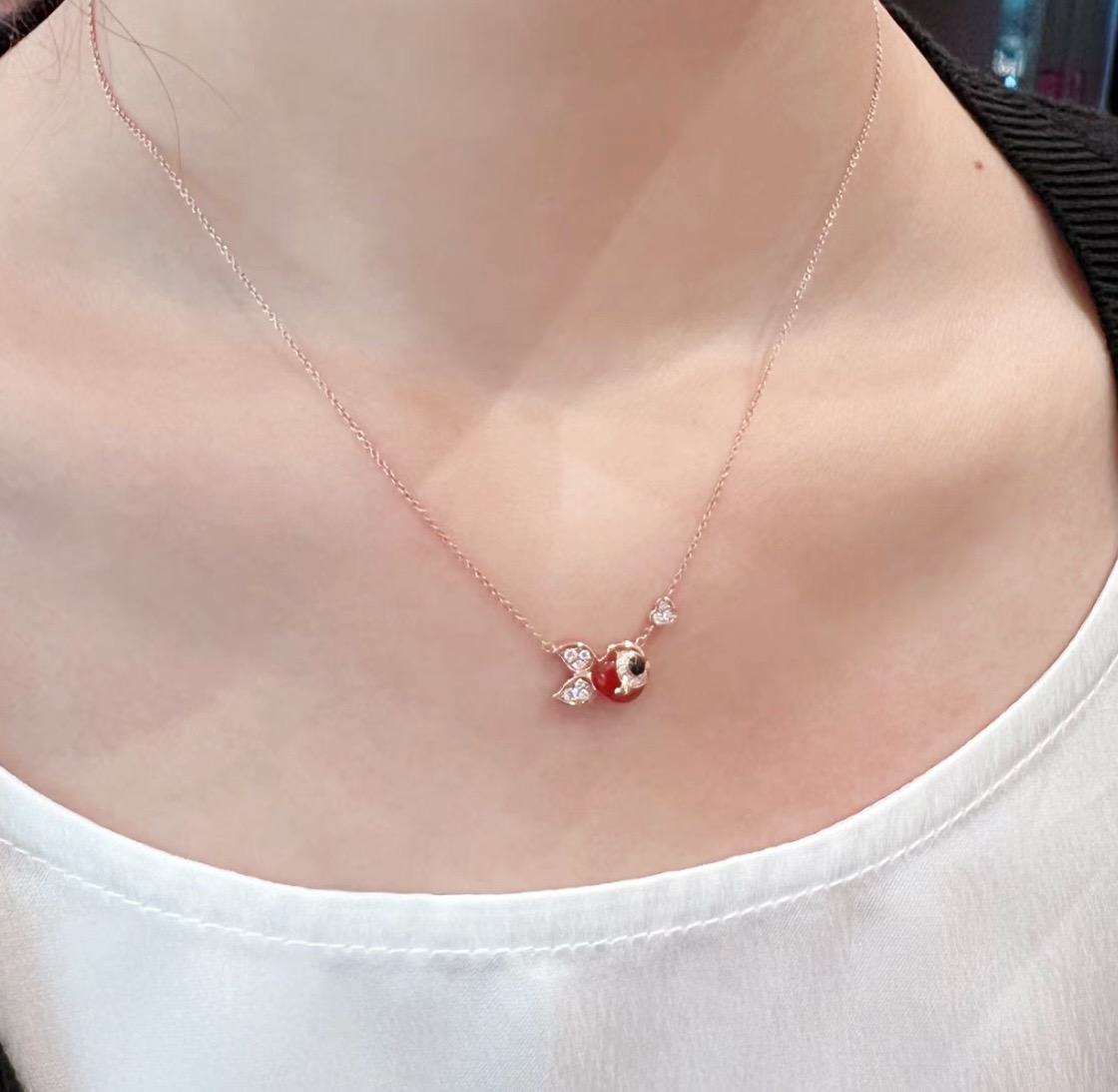 Qeelin Kirin Small Goldfish necklace Rose gold with red carnelian clear diamonds black onyx 42cm