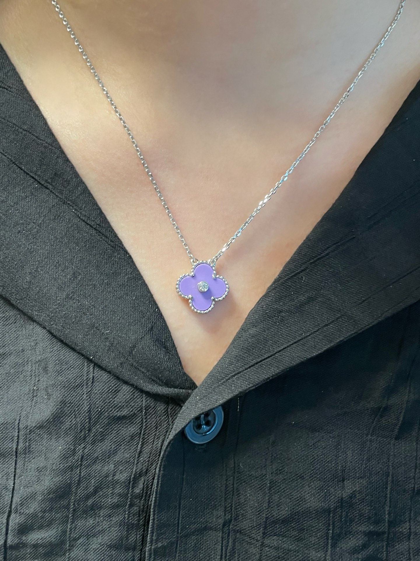 Collana Van Cleef Arpels Alhambra in metallo color argento con intarsio viola lavanda e accento di diamante trasparente 42 cm