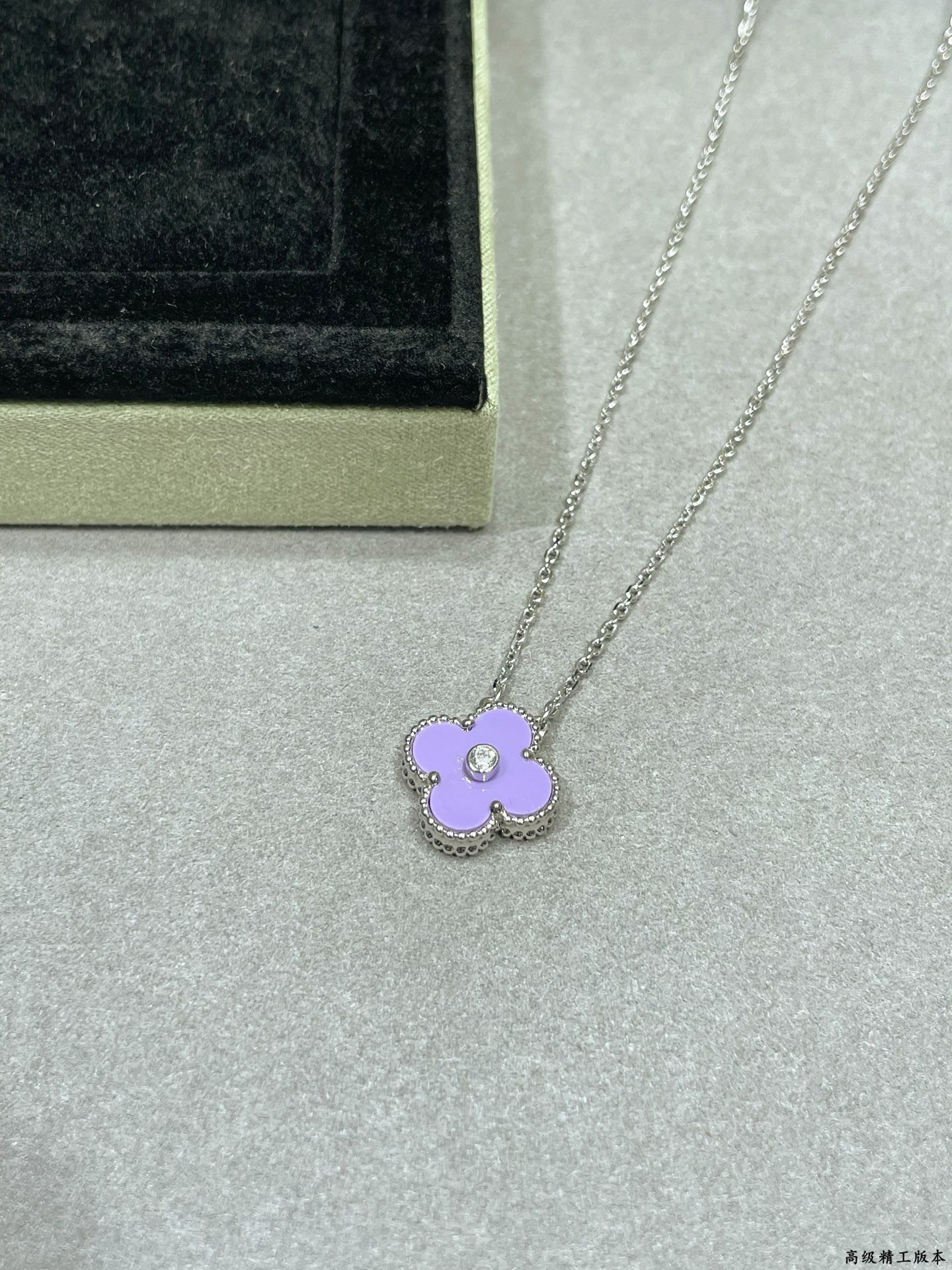 Collana Van Cleef Arpels Alhambra in metallo color argento con intarsio viola lavanda e accento di diamante trasparente 42 cm