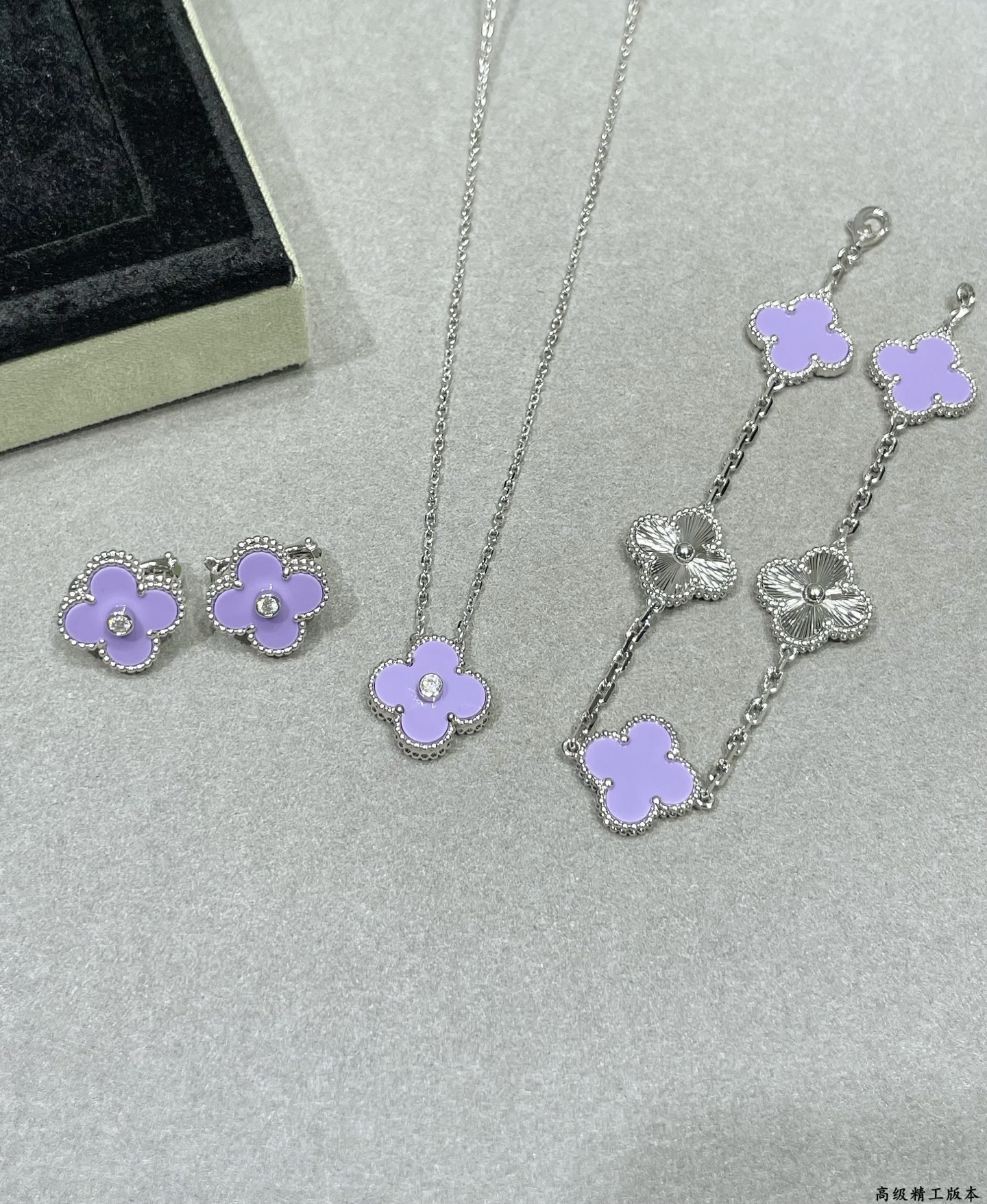 Collana Van Cleef Arpels Alhambra in metallo color argento con intarsio viola lavanda e accento di diamante trasparente 42 cm