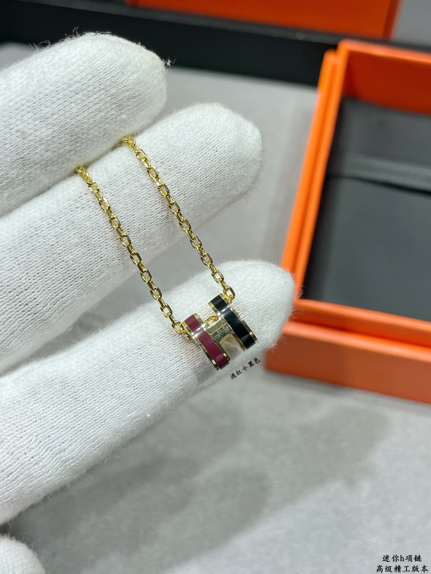 Collana Hermes Mini Pop H in metallo dorato con smalto bordeaux e nero 40 cm