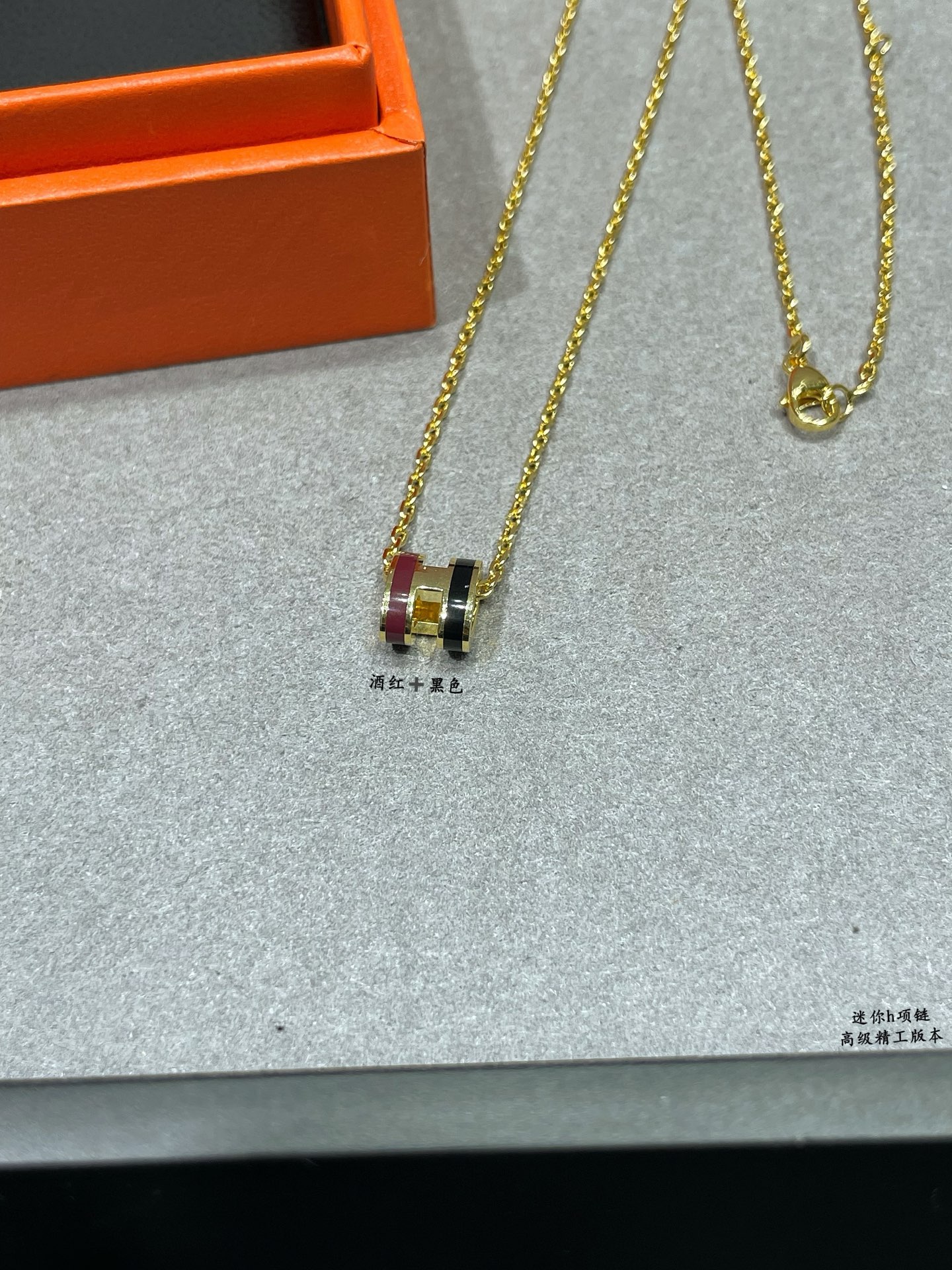 Collana Hermes Mini Pop H in metallo dorato con smalto bordeaux e nero 40 cm