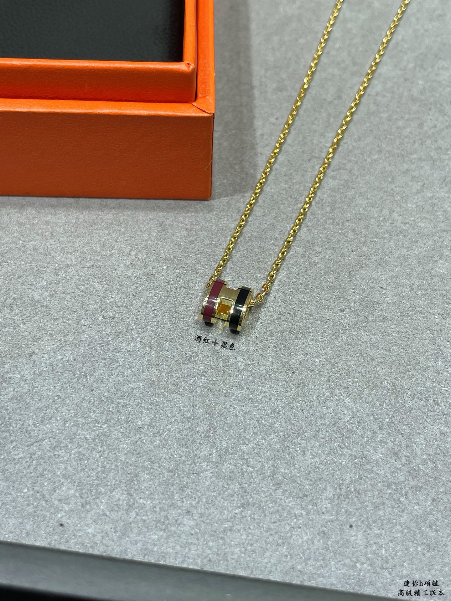 Collana Hermes Mini Pop H in metallo dorato con smalto bordeaux e nero 40 cm