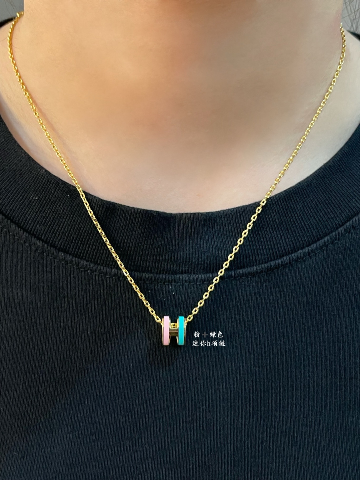 Collar Hermes Mini Pop H de metal dorado con esmalte rosa y turquesa 40cm
