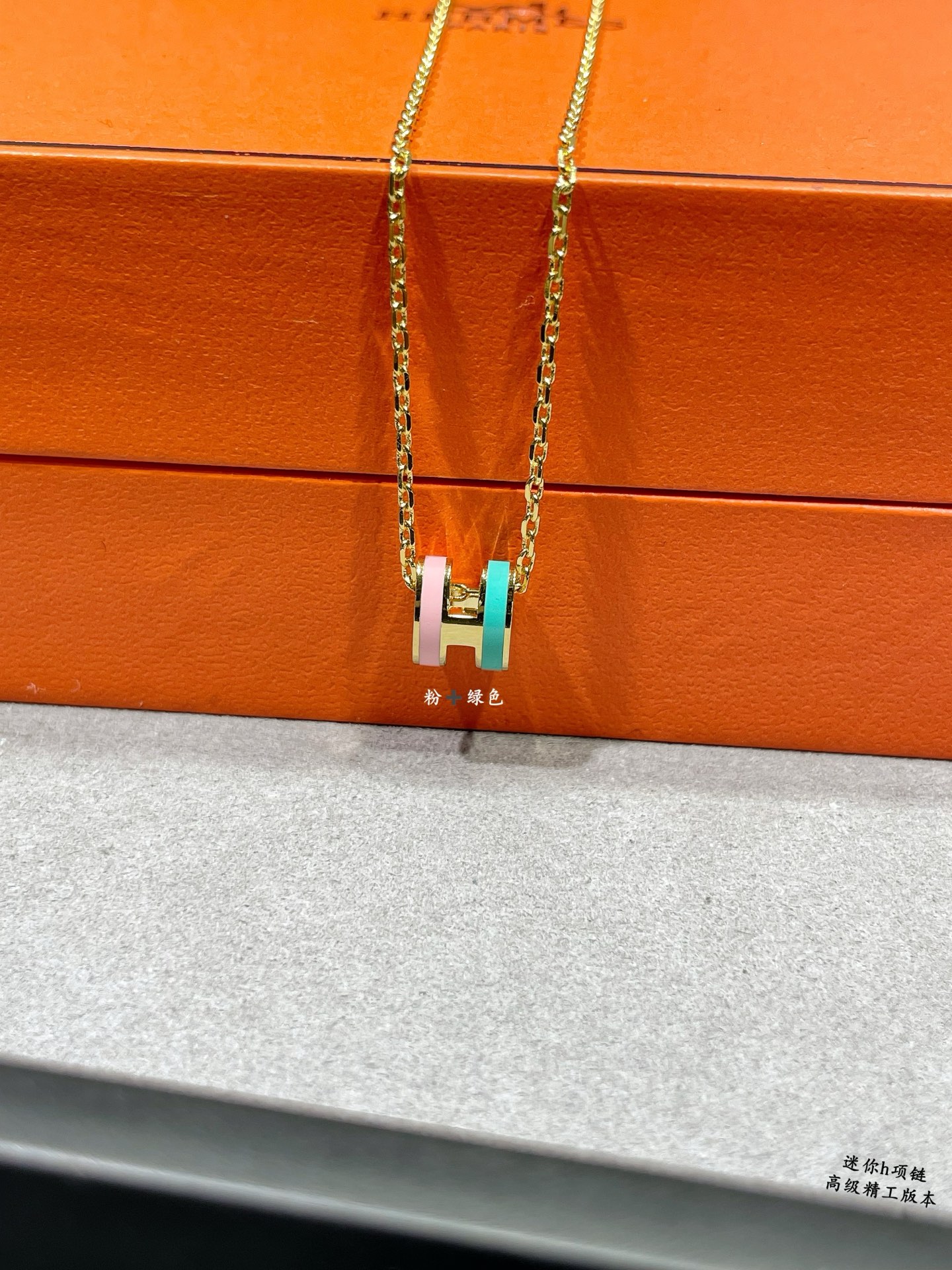 Collar Hermes Mini Pop H de metal dorado con esmalte rosa y turquesa 40cm