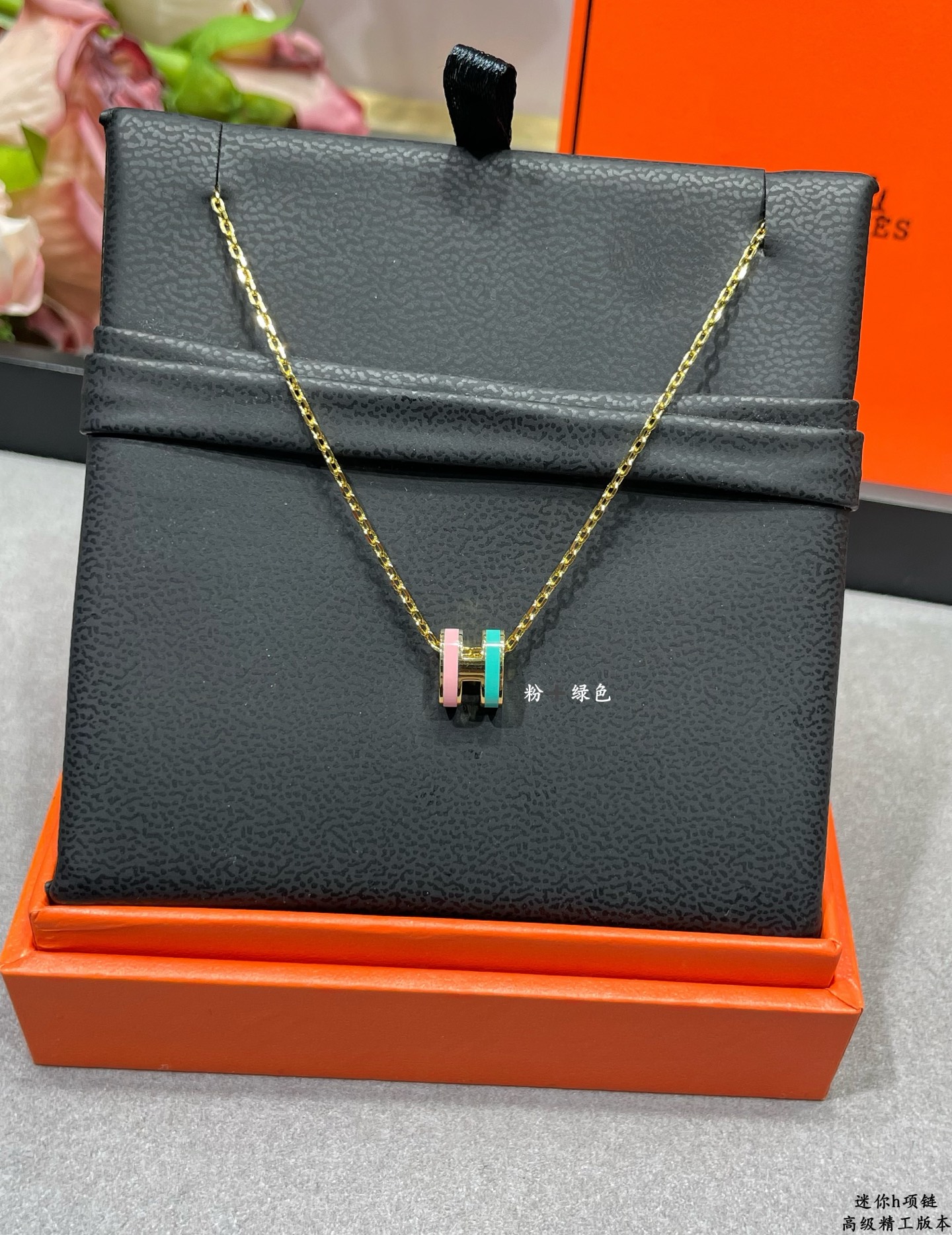 Collar Hermes Mini Pop H de metal dorado con esmalte rosa y turquesa 40cm