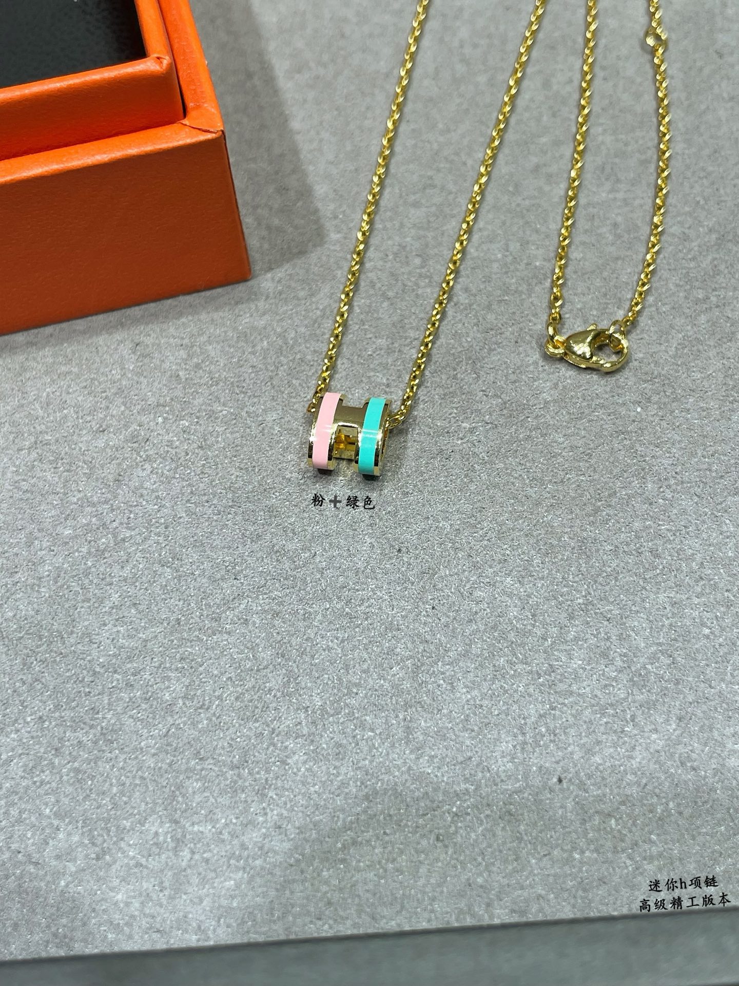 Collar Hermes Mini Pop H de metal dorado con esmalte rosa y turquesa 40cm