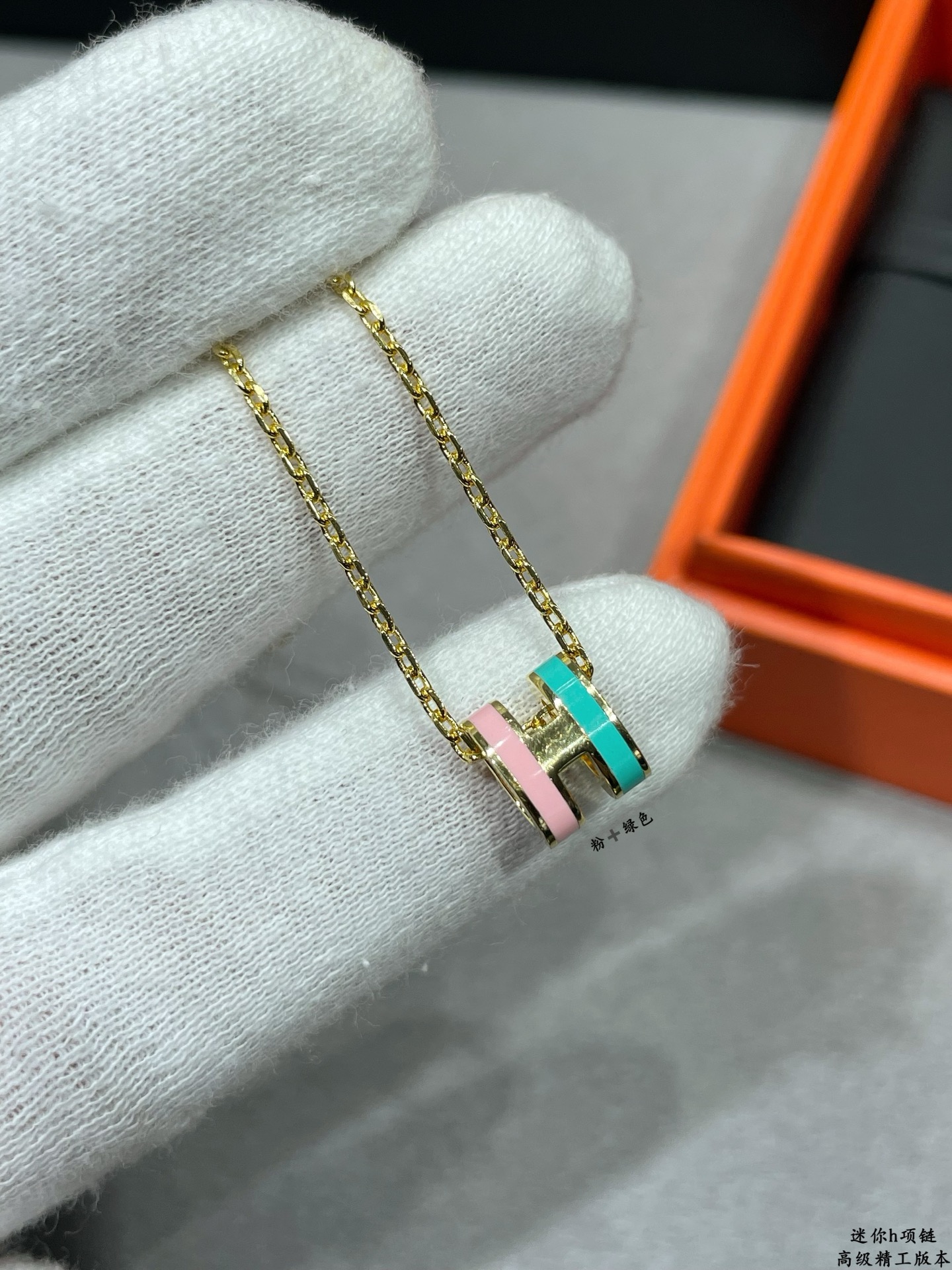 Collar Hermes Mini Pop H de metal dorado con esmalte rosa y turquesa 40cm