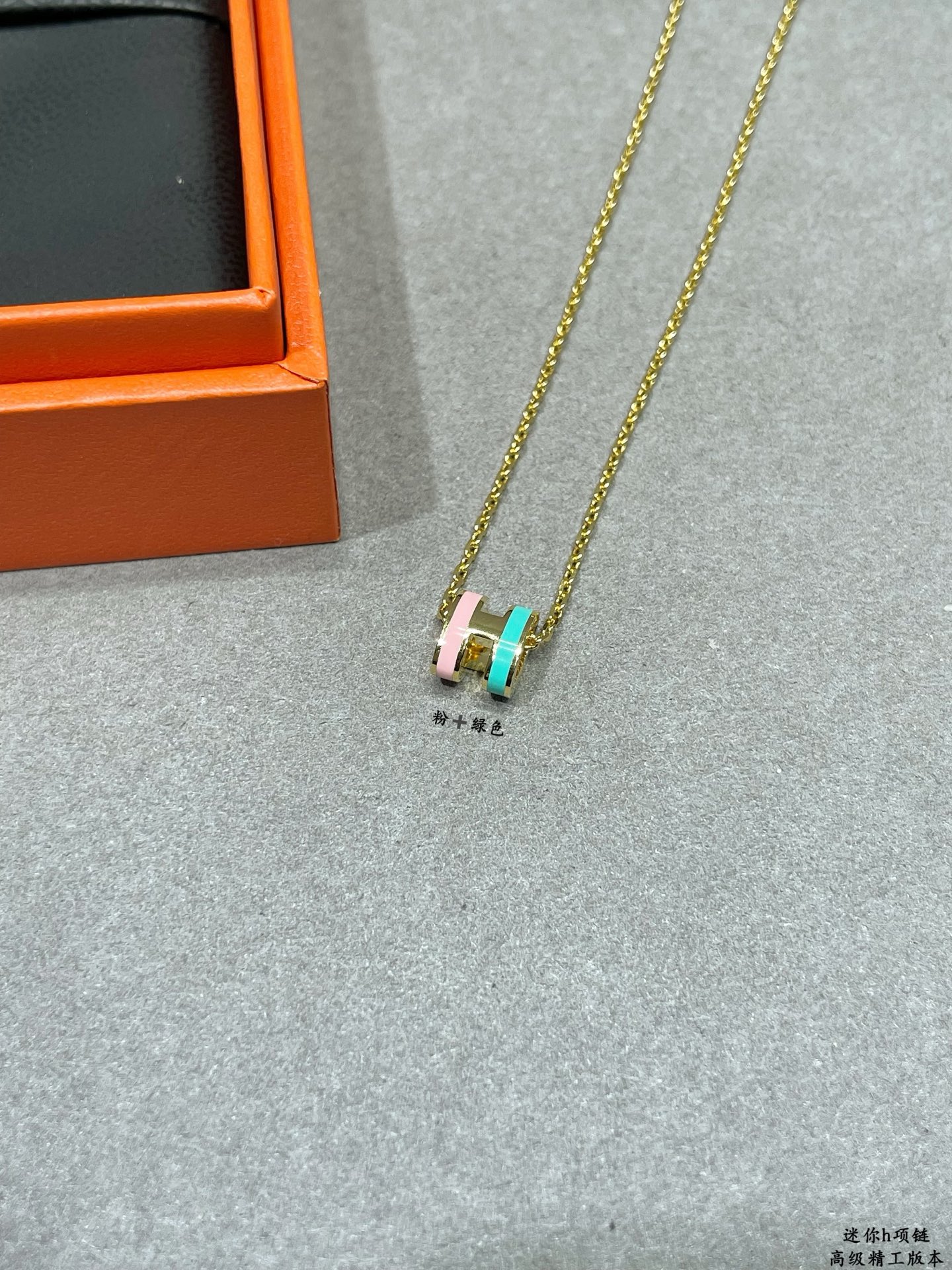 Collar Hermes Mini Pop H de metal dorado con esmalte rosa y turquesa 40cm
