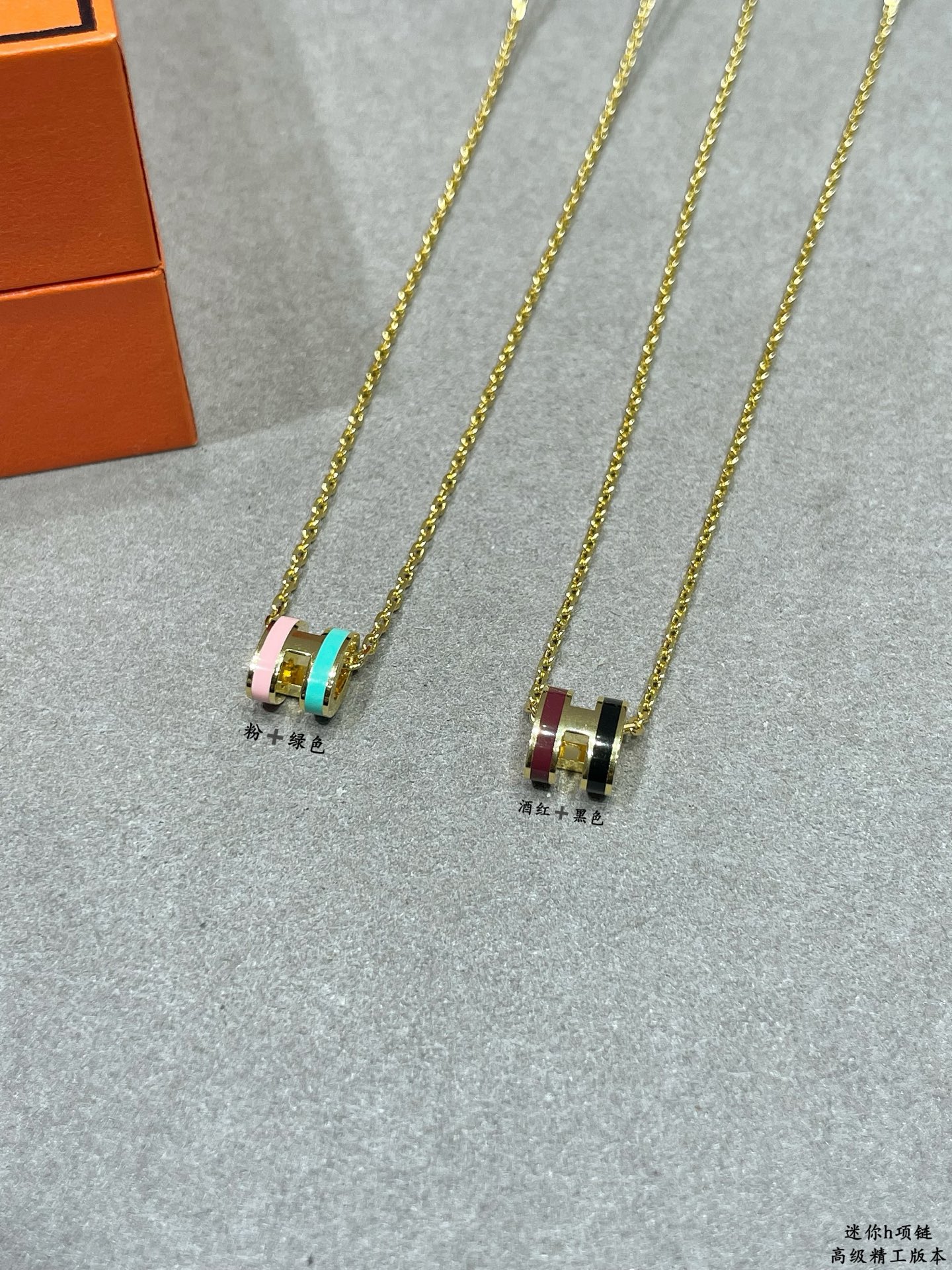Collar Hermes Mini Pop H de metal dorado con esmalte rosa y turquesa 40cm