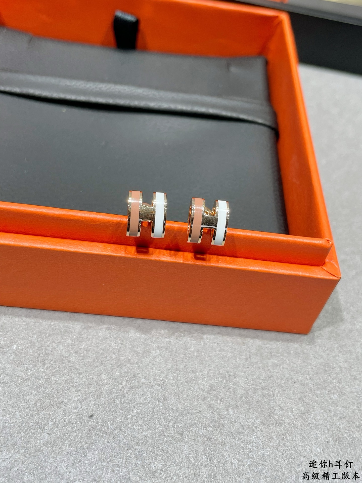 Boucles d'oreilles Hermes Mini Pop H en métal doré rose avec émail blanc et rose poudré diamètre de tige de 9 mm