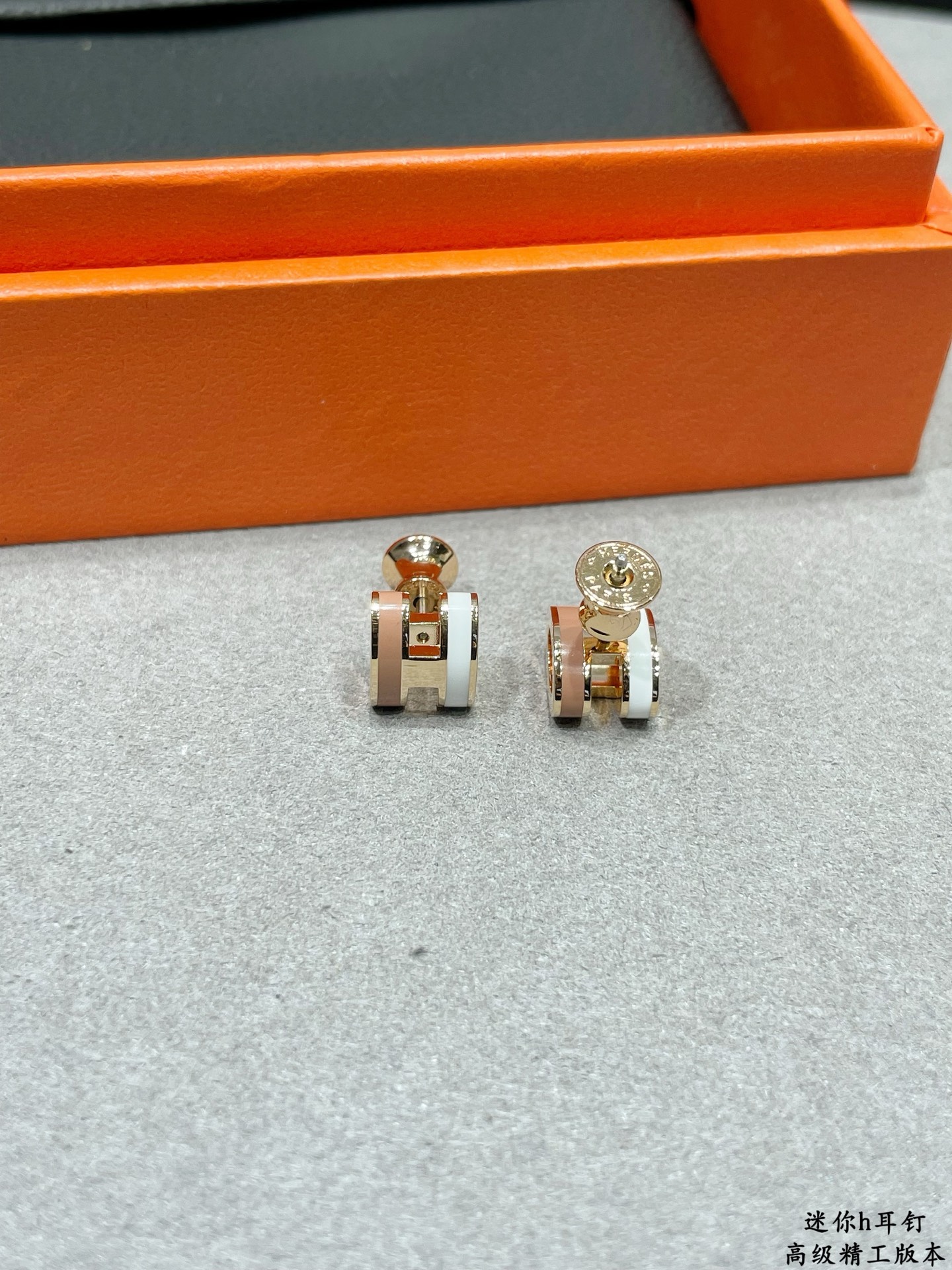 Boucles d'oreilles Hermes Mini Pop H en métal doré rose avec émail blanc et rose poudré diamètre de tige de 9 mm