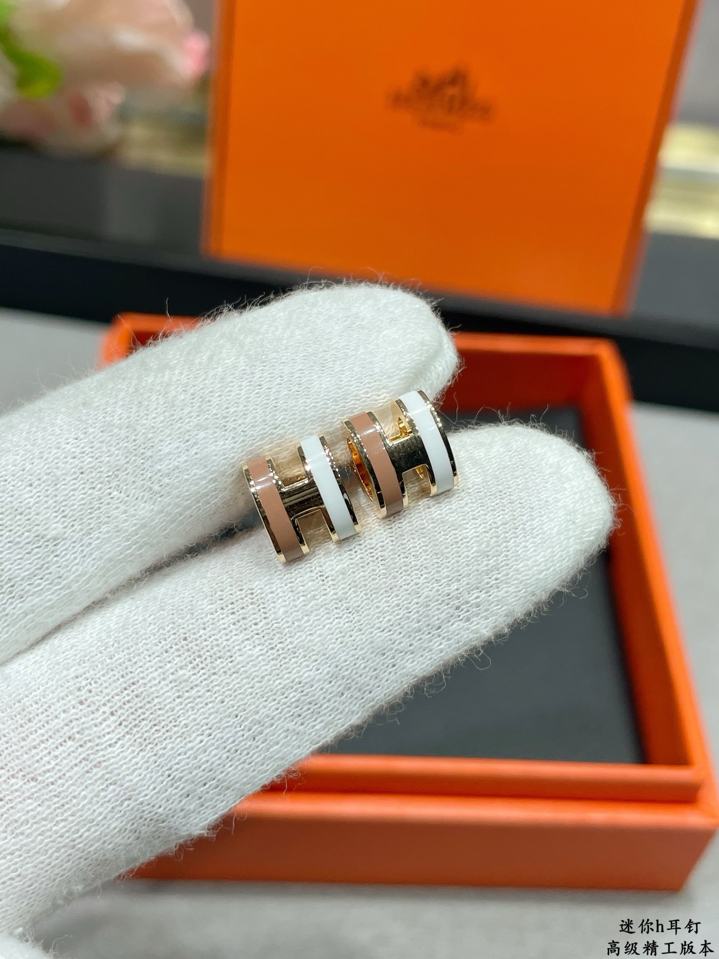 Boucles d'oreilles Hermes Mini Pop H en métal doré rose avec émail blanc et rose poudré diamètre de tige de 9 mm