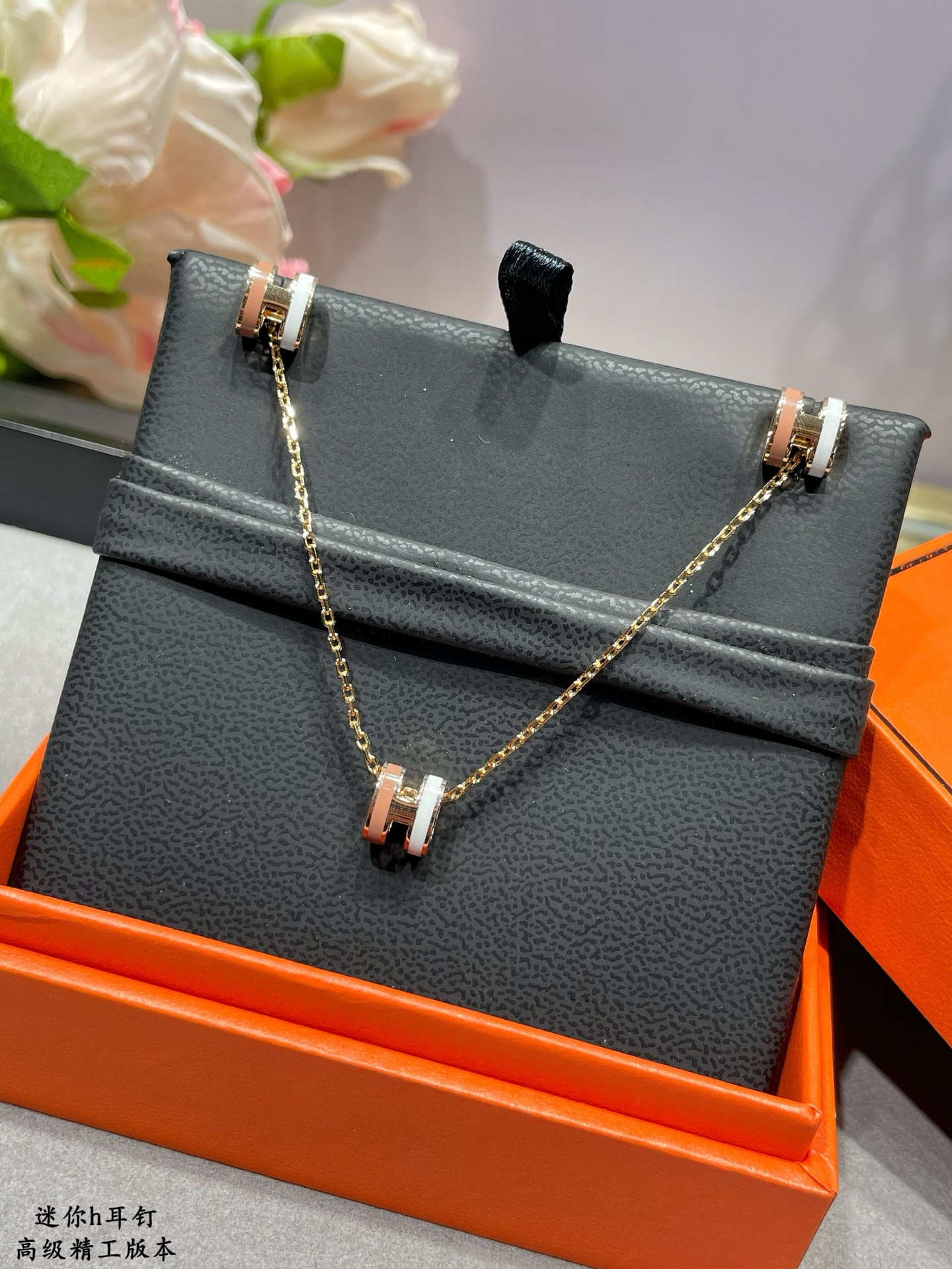 Boucles d'oreilles Hermes Mini Pop H en métal doré rose avec émail blanc et rose poudré diamètre de tige de 9 mm