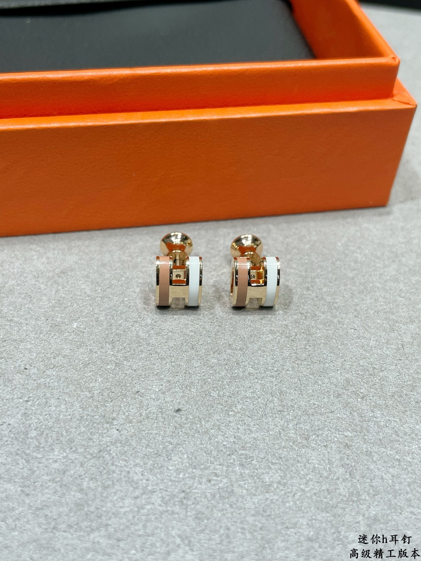 Boucles d'oreilles Hermes Mini Pop H en métal doré rose avec émail blanc et rose poudré diamètre de tige de 9 mm